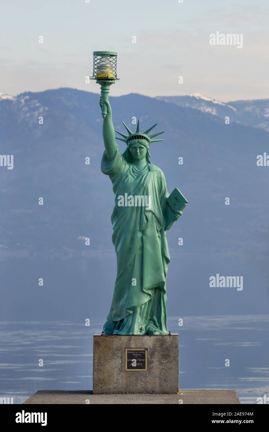 Une réplique miniature de la stature de la liberté située à la plage publique de Sandpoint, Idaho. Banque D'Images