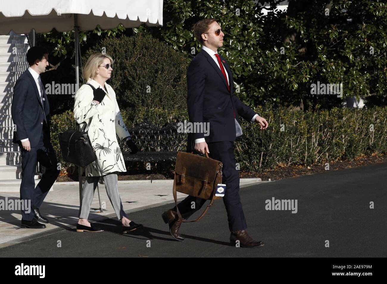 Washington, District de Columbia, Etats-Unis. 7 Décembre, 2019. Aides de la Maison Blanche à pied hors de la Maison Blanche à Washington avant le départ du président Donald Trump à Fort Lauderdale, Floride le 7 décembre 2019. Trump va prononcera une allocution dans le Parti Républicain de Floride Statesman's le dîner et l'Israélien American Council Sommet national. Crédit : Yuri Gripas/Piscine via CNP Crédit : Yuri Gripas/CNP/ZUMA/Alamy Fil Live News Banque D'Images