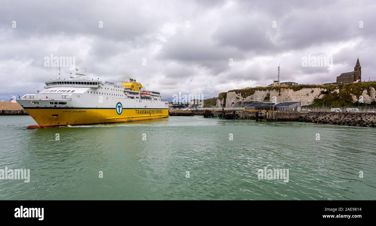 Dieppe, France - 18.08.2019 : le navire roulier à passagers Mme Côte d'albâtre de Transmanche Ferries quittant le port français de Dieppe pour relier la France et Banque D'Images