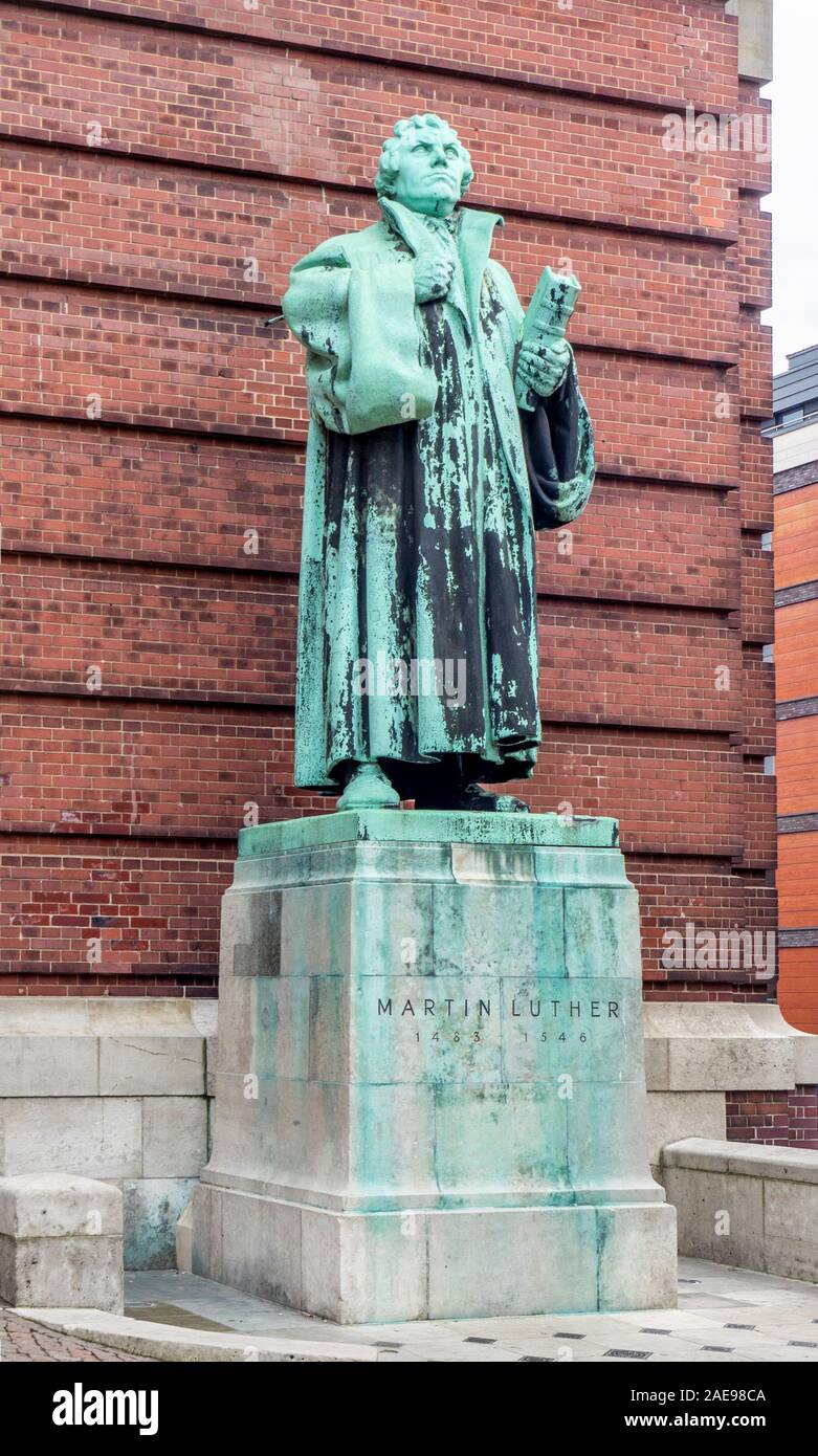 Statue Monument à Martin Luther par Otto Lessing sculpteur par l'église protestante luthérienne de St Michael Hambourg Allemagne Banque D'Images