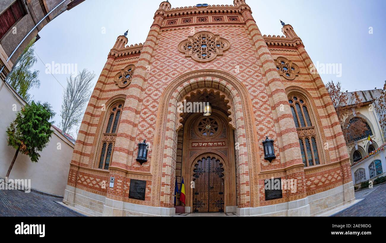 BUCAREST, ROUMANIE - 27 NOVEMBRE 2019 : extérieur de la synagogue Temple Choral, une copie de la grande synagogue de Vienne Leopoldstadt-Tempelgasse. Banque D'Images