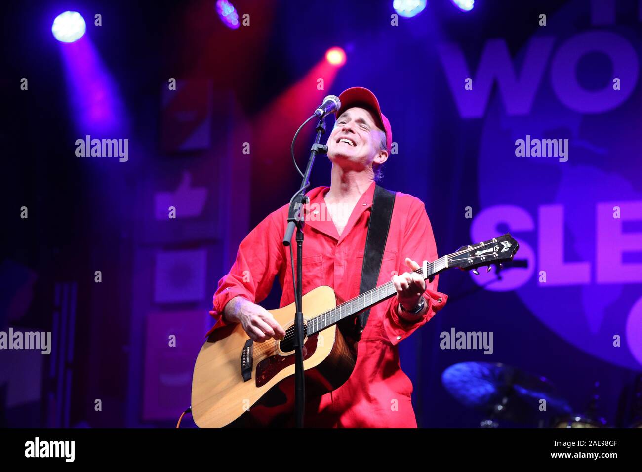 Fran Healy de Travis band écossais jouant à la Big Sleep à Trafalgar Square à Londres. Dans le monde de la rue tentent de recueillir des fonds pour les sans-abri de bienfaisance . Banque D'Images