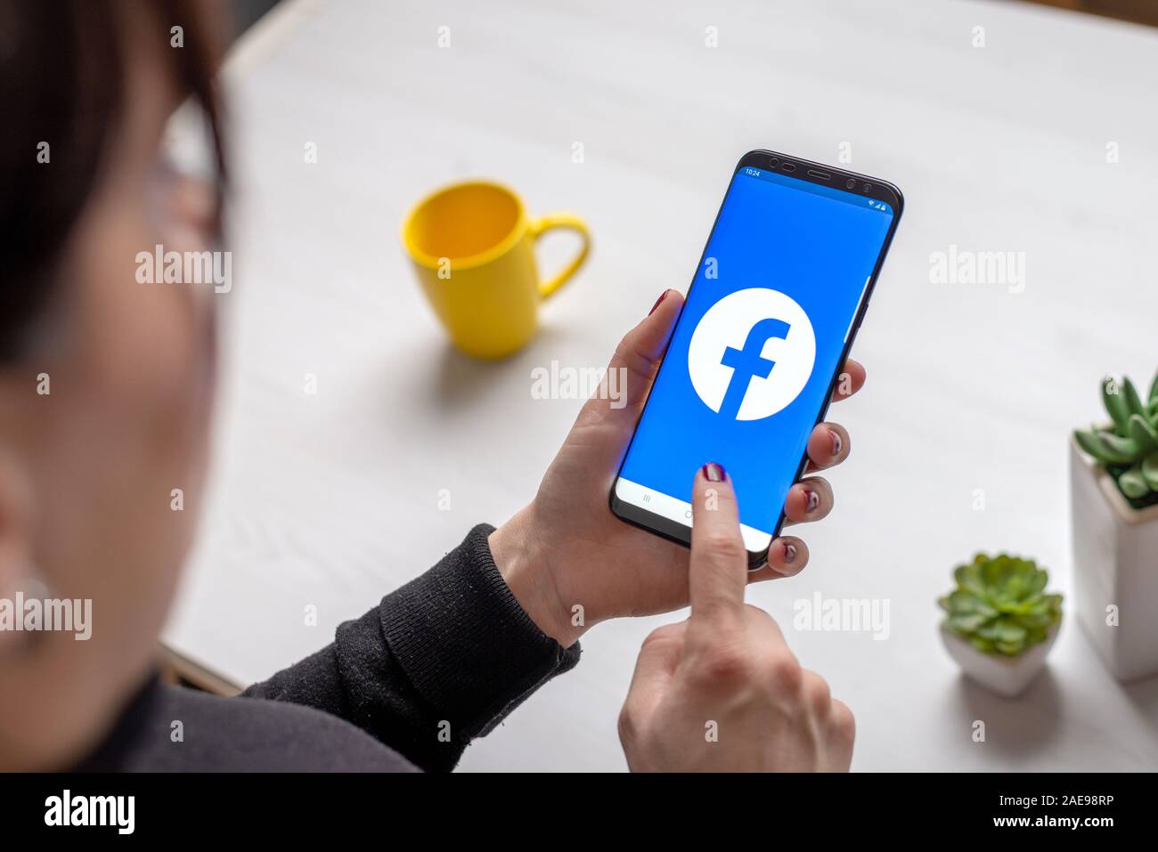 Sarajevo, Bosnie-Herzégovine - décembre 7, 2019 : utilise l'application Facebook pour communiquer avec vos amis sur un Samsung Galaxy S9 téléphone mobile Banque D'Images