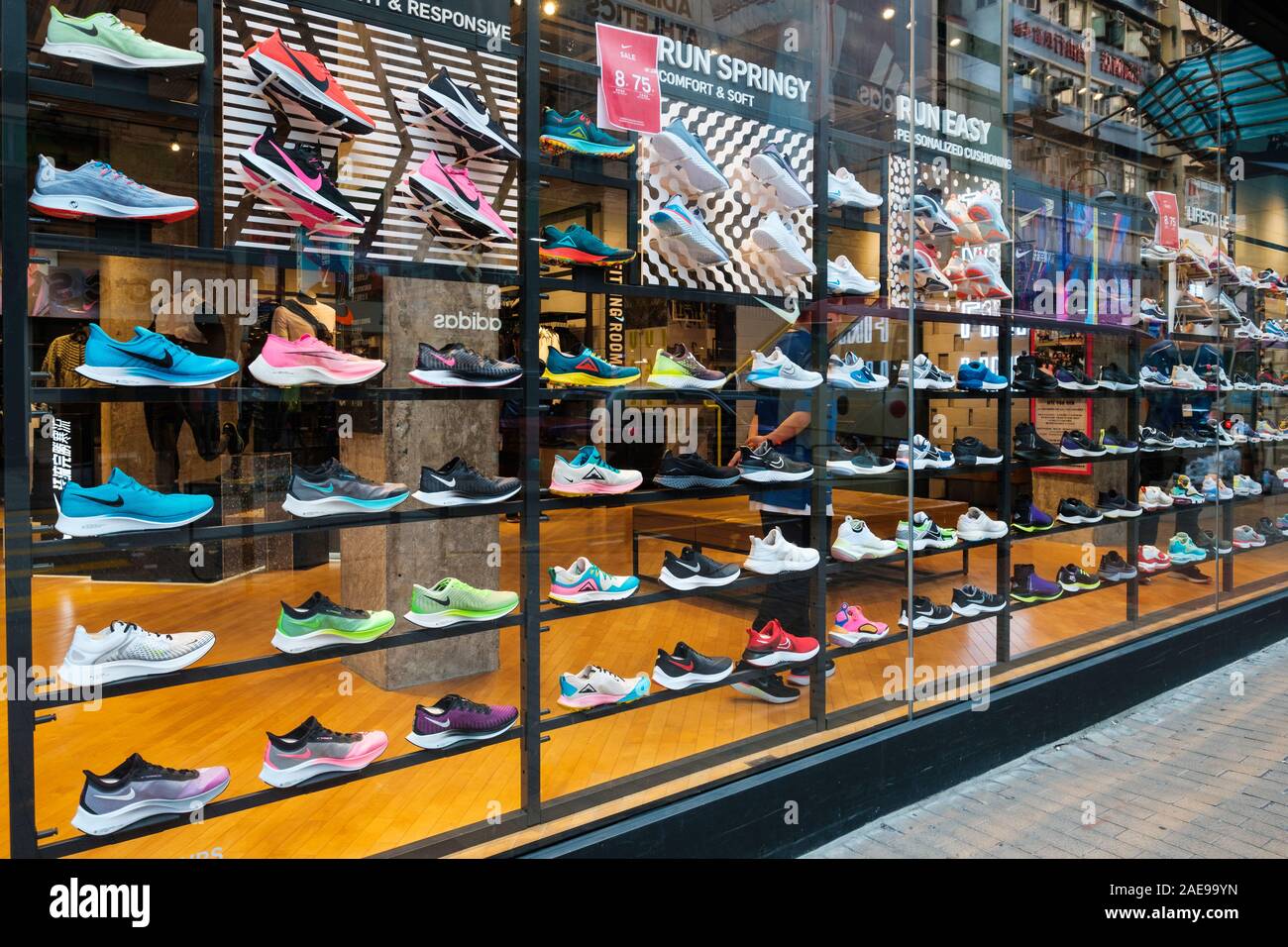 - Noveber Hongkong, 2019 : Nike baskets dans en vitrine à HongKong dans la rue de l'espadrille Banque D'Images