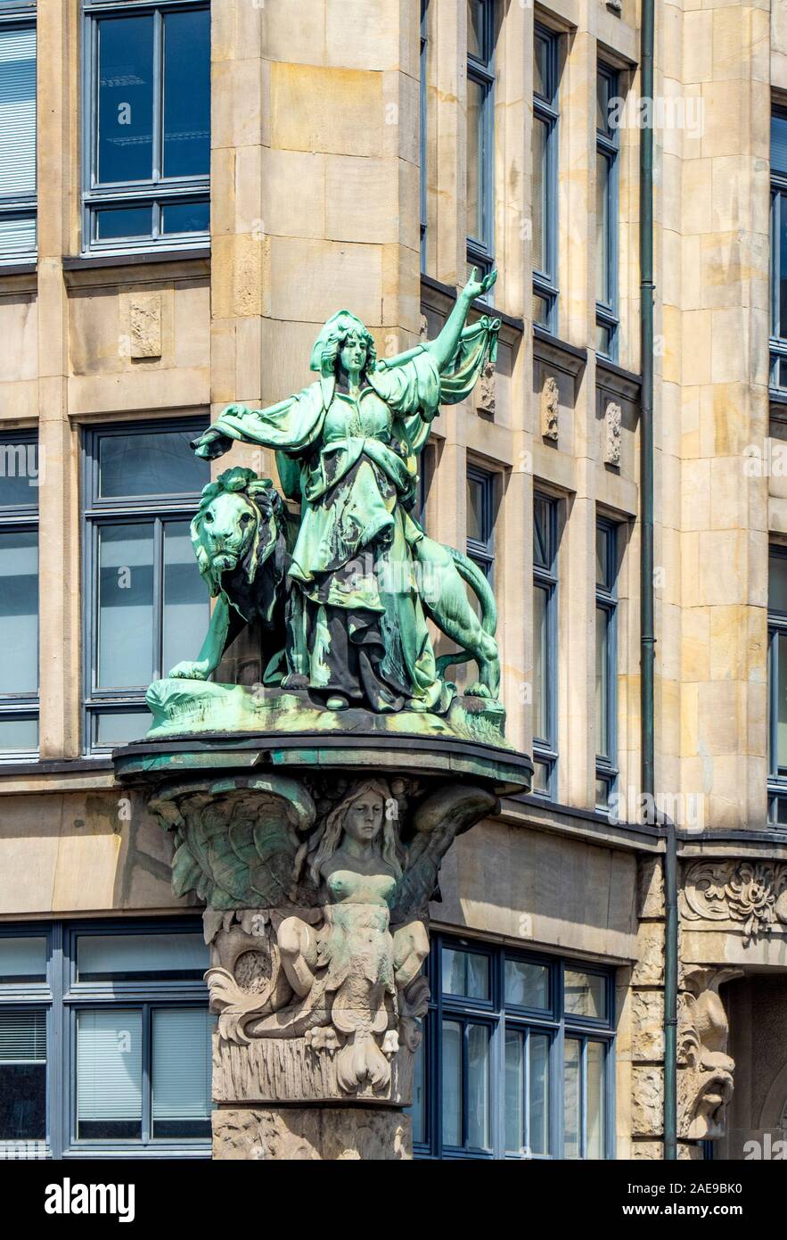 Sculpture en bronze Hammonia sur immeuble de bureaux Haus der Seefahrt Searing House Altstadt Hambourg Allemagne. Banque D'Images