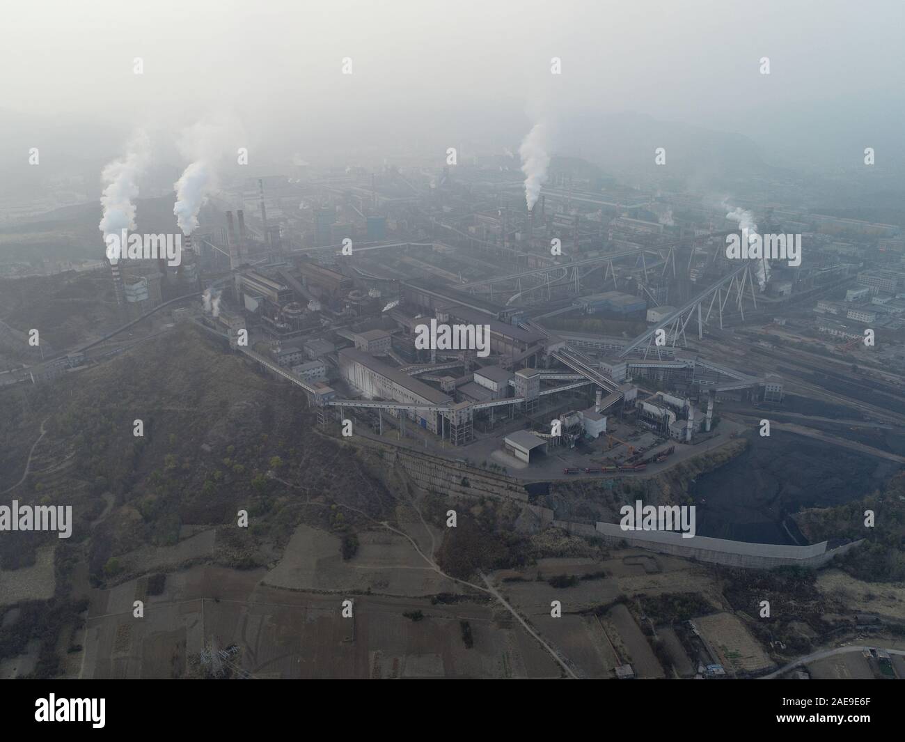 Vue aérienne de la grande usine en Chine. La pollution de l'air par la fumée sortir des cheminées. Les Centrales électriques à combustibles fossiles charbon cheminées émettent du dioxyde de carbone la pollution. Chengde, Chine. Décembre 12th, 2019 Banque D'Images