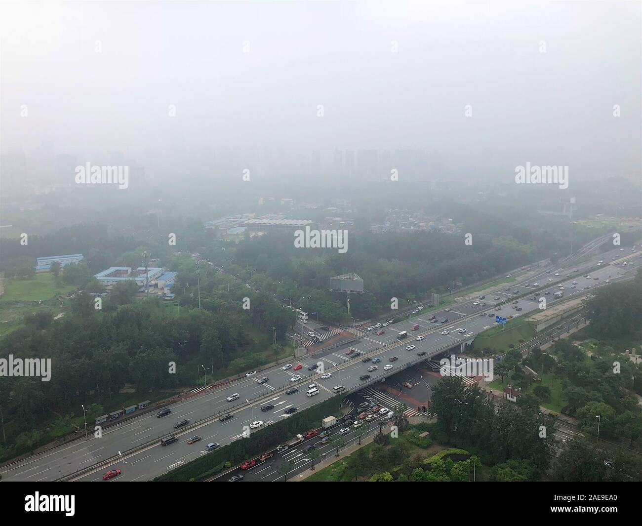 Vue de dessus l'autoroute avec de graves de la pollution atmosphérique, le brouillard et la brume dans la ville de Beijing, Chine. La pollution atmosphérique est un problème grave à Beijing, Chine, 10 juillet, 2018 Banque D'Images