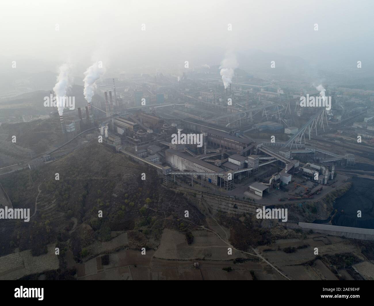 Vue aérienne de la grande usine en Chine. La pollution de l'air par la fumée sortir des cheminées. Les Centrales électriques à combustibles fossiles charbon cheminées émettent du dioxyde de carbone la pollution. Chengde, Chine. Décembre 12th, 2019 Banque D'Images