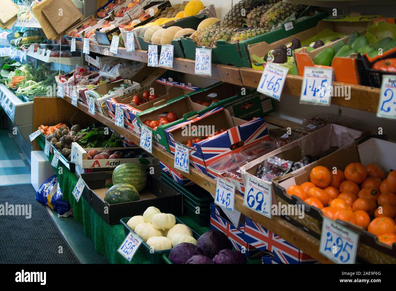 La boutique de fruits - famille indépendante géré Green Grocer dans la campagne Berkshire, Angleterre - rangées de boîtes de produits frais sur les étagères. Banque D'Images