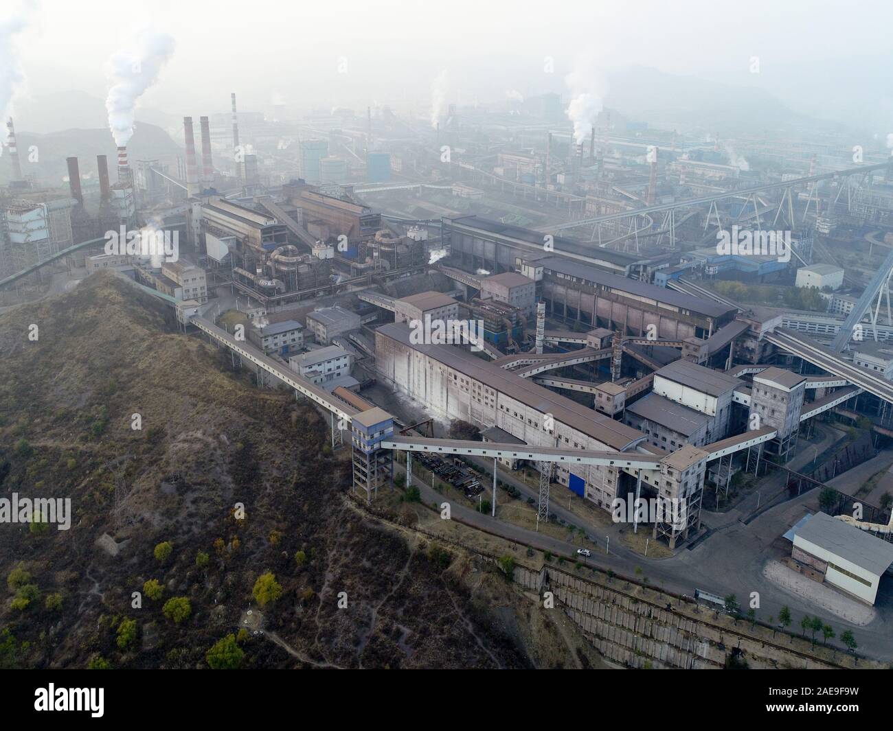 Vue aérienne de la grande usine en Chine. La pollution de l'air par la fumée sortir des cheminées. Les Centrales électriques à combustibles fossiles charbon cheminées émettent du dioxyde de carbone la pollution. Chengde, Chine. Décembre 12th, 2019 Banque D'Images
