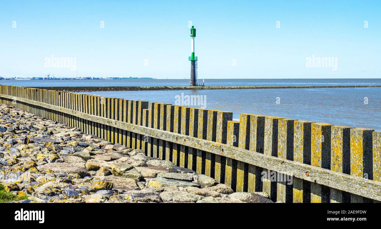 Sentier côtier et marqueur vert de navigation pour bouées latérales sur la rivière Elbe Cuxhaven Basse-Saxe Allemagne. Banque D'Images