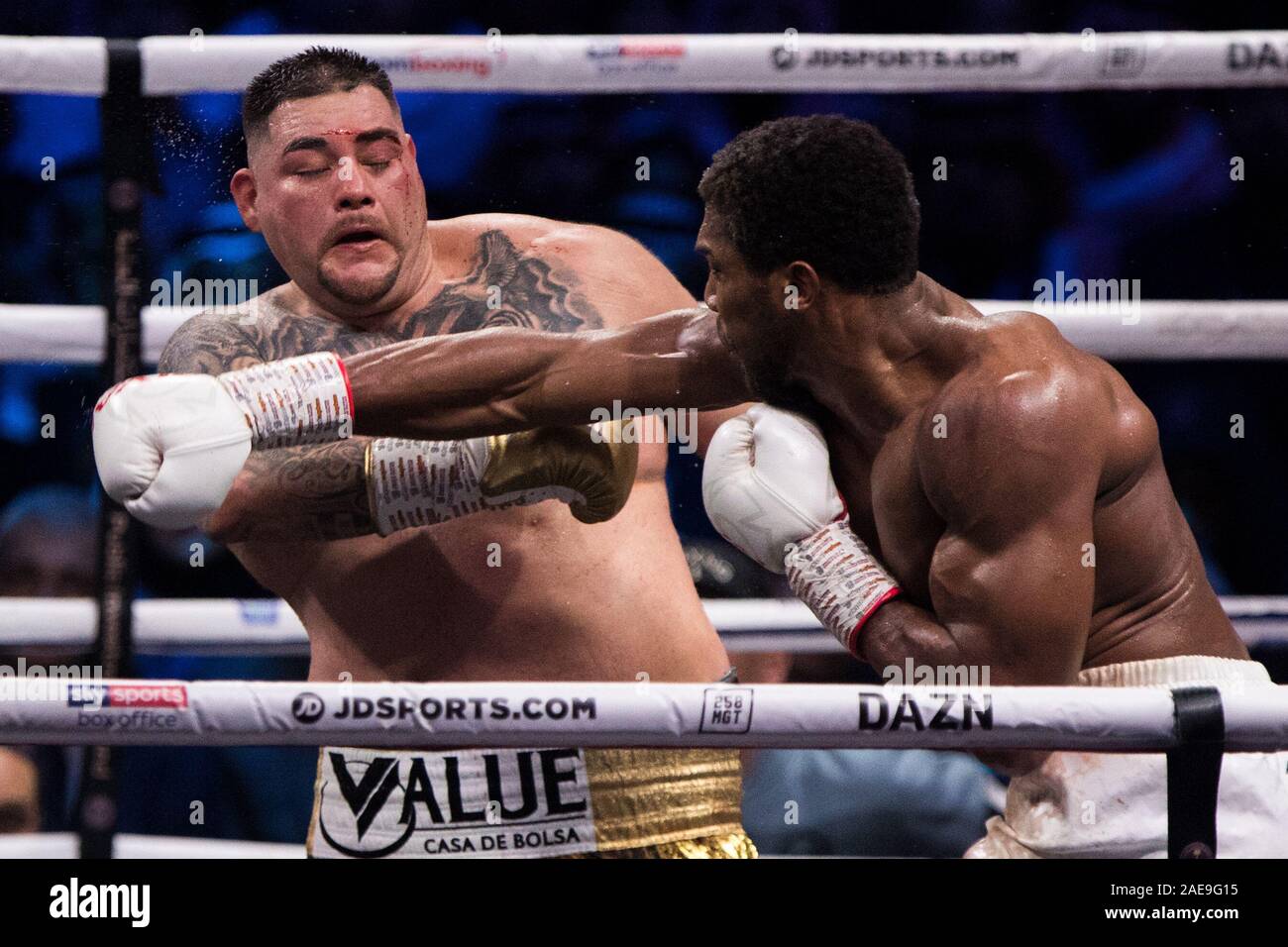 Diriyah, l'Arabie Saoudite. Le 08 mai 2019. US-boxeur Andy Ruiz Jr (L) en action contre la Grande-Bretagne Anthony Joshua durant leur World Heavyweight Championship contest au Diriyah Arena. Credit : Oliver Weiken/dpa/Alamy Live News Banque D'Images