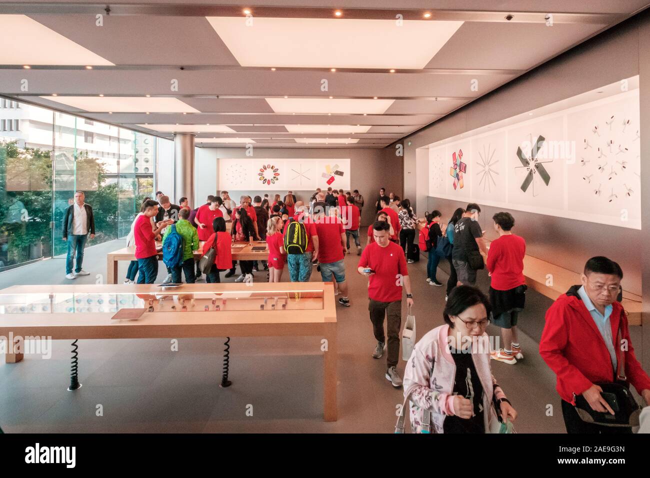 Novembre 2019, HongKong - Clients : l'Apple Store intérieur à Hongkong dans la nuit Banque D'Images