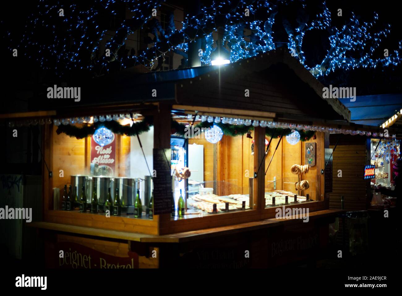 Strasbourg, France - Dec 20, 2016 : stand vide dans le centre de Strasbourg pendant le marché de Noël annuel Marche du Noel Banque D'Images