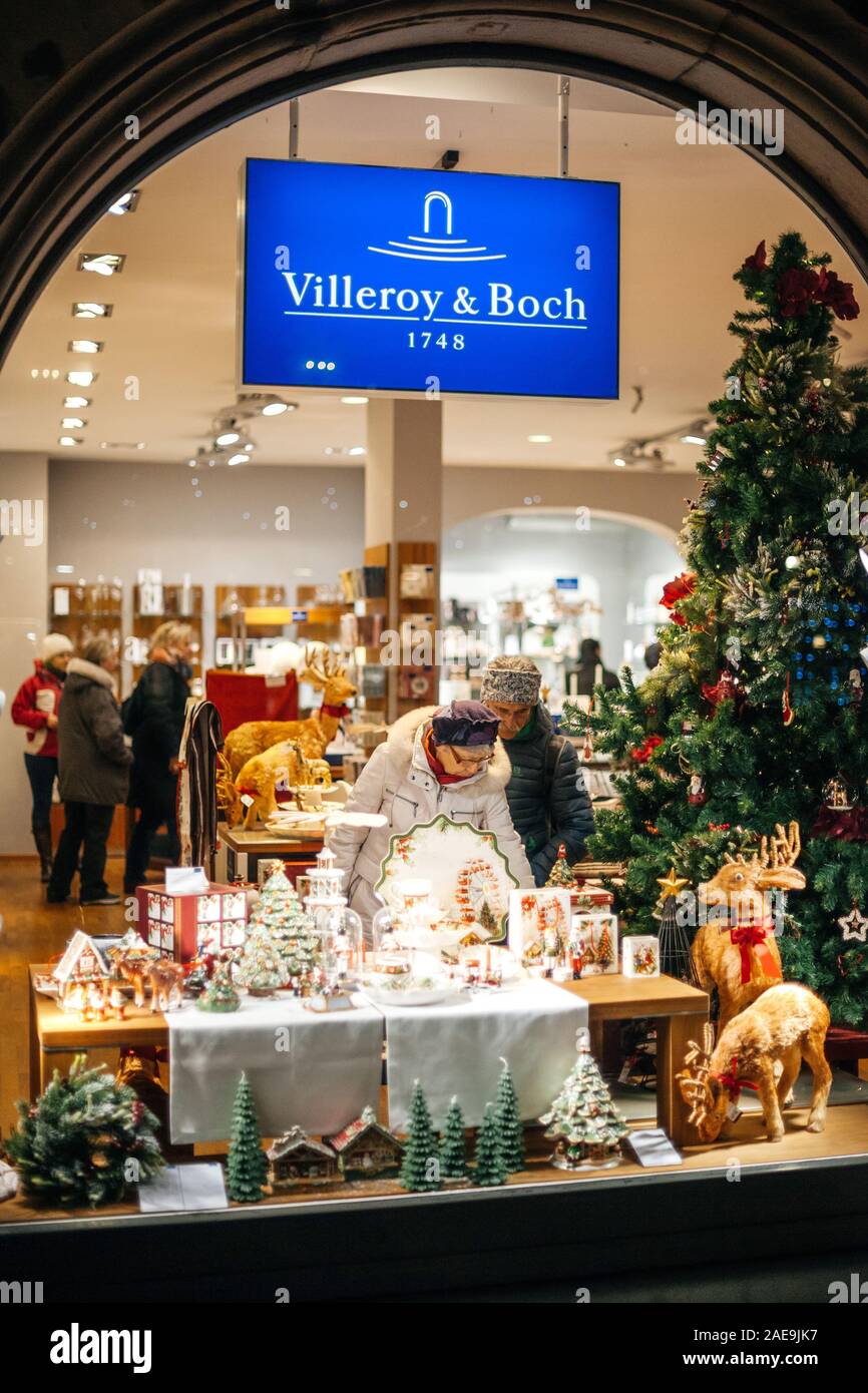 Strasbourg, France - Dec 20, 2016 : l'intérieur du magasin de porcelaine Villeroy  et Boch avec woman admiring haute qualité traditionnelle des cadeaux pour  les fêtes à venir Photo Stock - Alamy