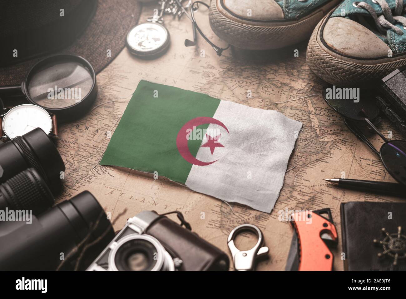 Drapeau de l'Algérie entre Accessoires de voyage sur la carte Old Vintage. Destination touristique Concept. Banque D'Images