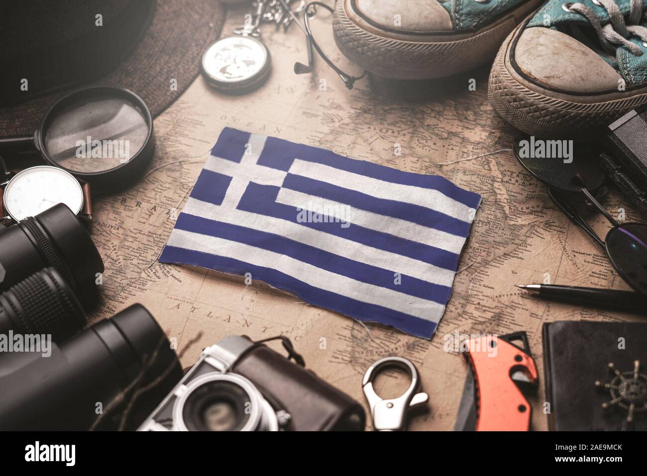 Drapeau de la Grèce entre Traveler's Old Vintage accessoires sur la carte. Destination touristique Concept. Banque D'Images