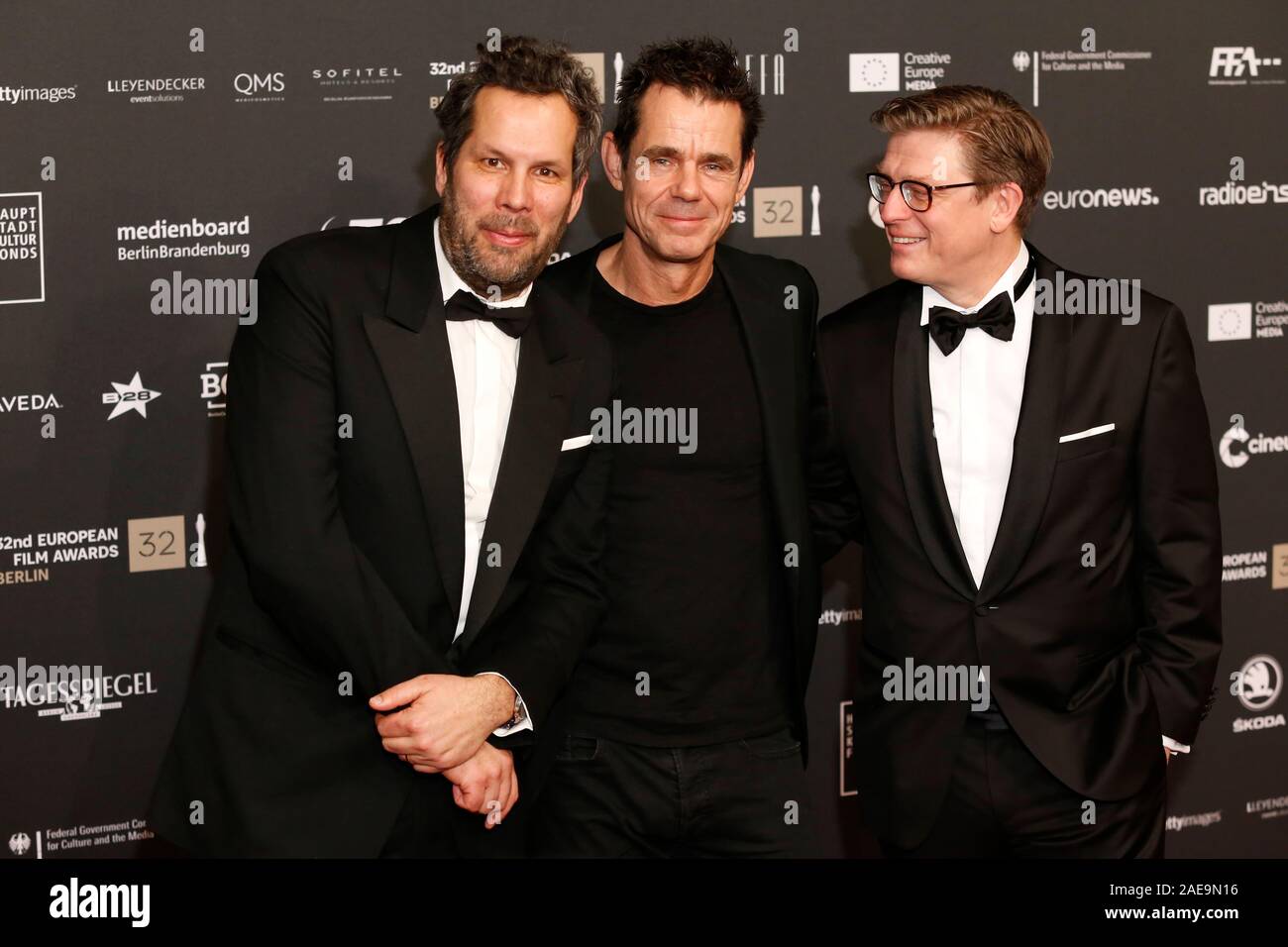 Berlin, Allemagne. Décembre 7th, 2019. 32e cérémonie des European Film Awards de l'Haus der Berliner Festspiele de Berlin, Allemagne. Sur la photo : Film Directors (L-R) Achim von Borries, Tom Tykwer, Henk Handloegten © Piotr Zajac/Alamy Live News Banque D'Images