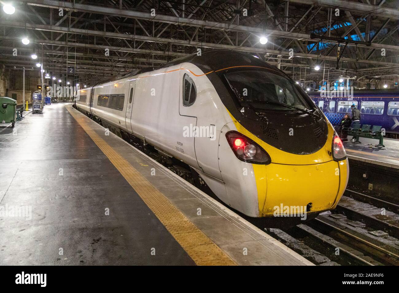 Glasgow, Royaume-Uni. 7 décembre 2019. Après 22 ans de fonctionnement Virgin Trains main sur la côte ouest de la franchise ferroviaire Avanti. Le tout dernier Pendolino arrive à Glasgow Central ayant voyagé à partir de London Euston. 390008 tiré dans la station à 2331 marquant la fin de la Franchise à Glasgow. Comme beaucoup d'autres trains Pendolino la marque Virgin a été supprimée prêt pour la nouvelle franchise pour démarrer le dimanche 8 décembre.Crédit : Garry Cornes/Alamy Live News Banque D'Images