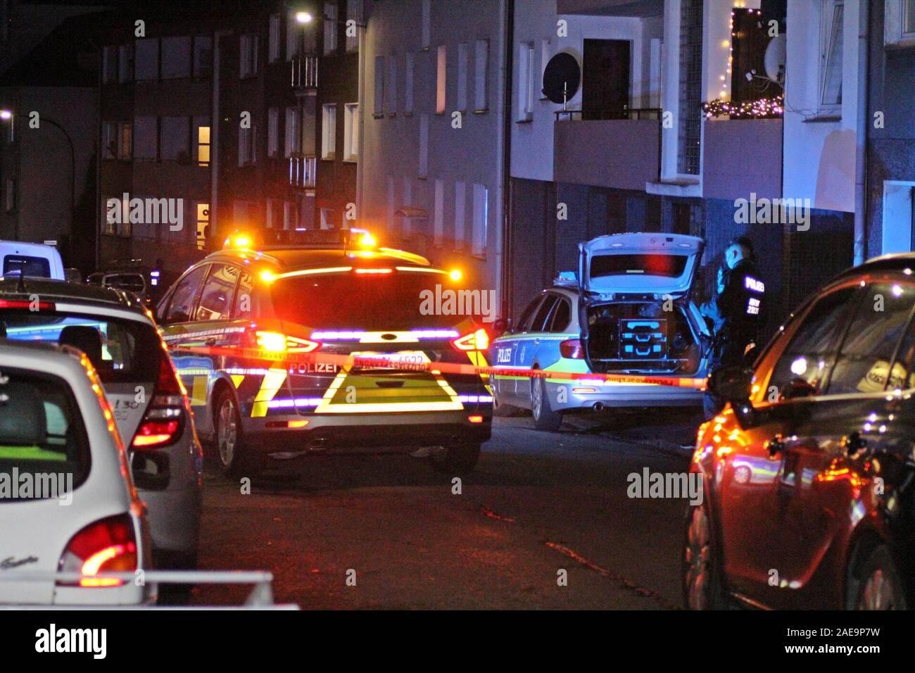 Wuppertal, Allemagne. 07Th Dec, 2019. Les policiers sont déployés sur un bouclé-off road. Au cours d'une mission de police le samedi, les officiers mortellement blessé un homme de coups. Selon les premières constatations, l'homme de 25 ans de Wuppertal a frappé plusieurs voitures avec un marteau dans l'après-midi, un porte-parole de la police l'a dit ce soir. Dans le cadre de la perquisition, les policiers ont rencontré l'homme de 25 ans et avaient utilisé leurs armes à feu. Credit : Blaulicht Aktuell Solingen/dpa/Alamy Live News Banque D'Images