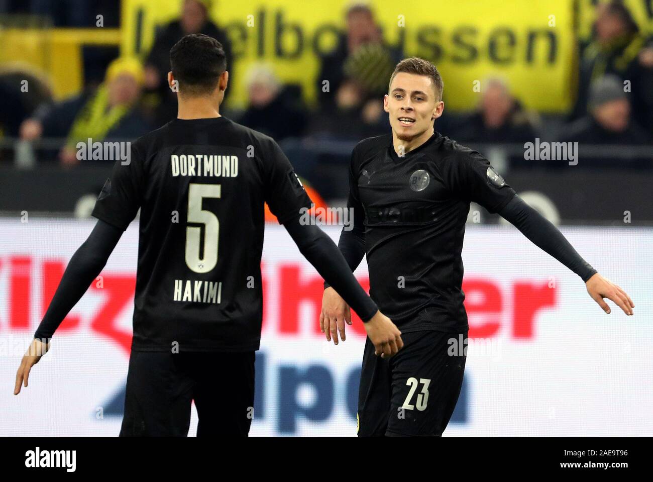 Dortmund, Allemagne. 7 Décembre, 2019. Thorgan Hazard (R) de Dortmund célèbre avec son coéquipier Achraf Hakimi lors d'un match de Bundesliga allemande entre Borussia Dortmund et Fortuna Düsseldorf à Dortmund, en Allemagne, le 7 décembre 2019. Credit : Joachim Bywaletz/Xinhua/Alamy Live News Banque D'Images