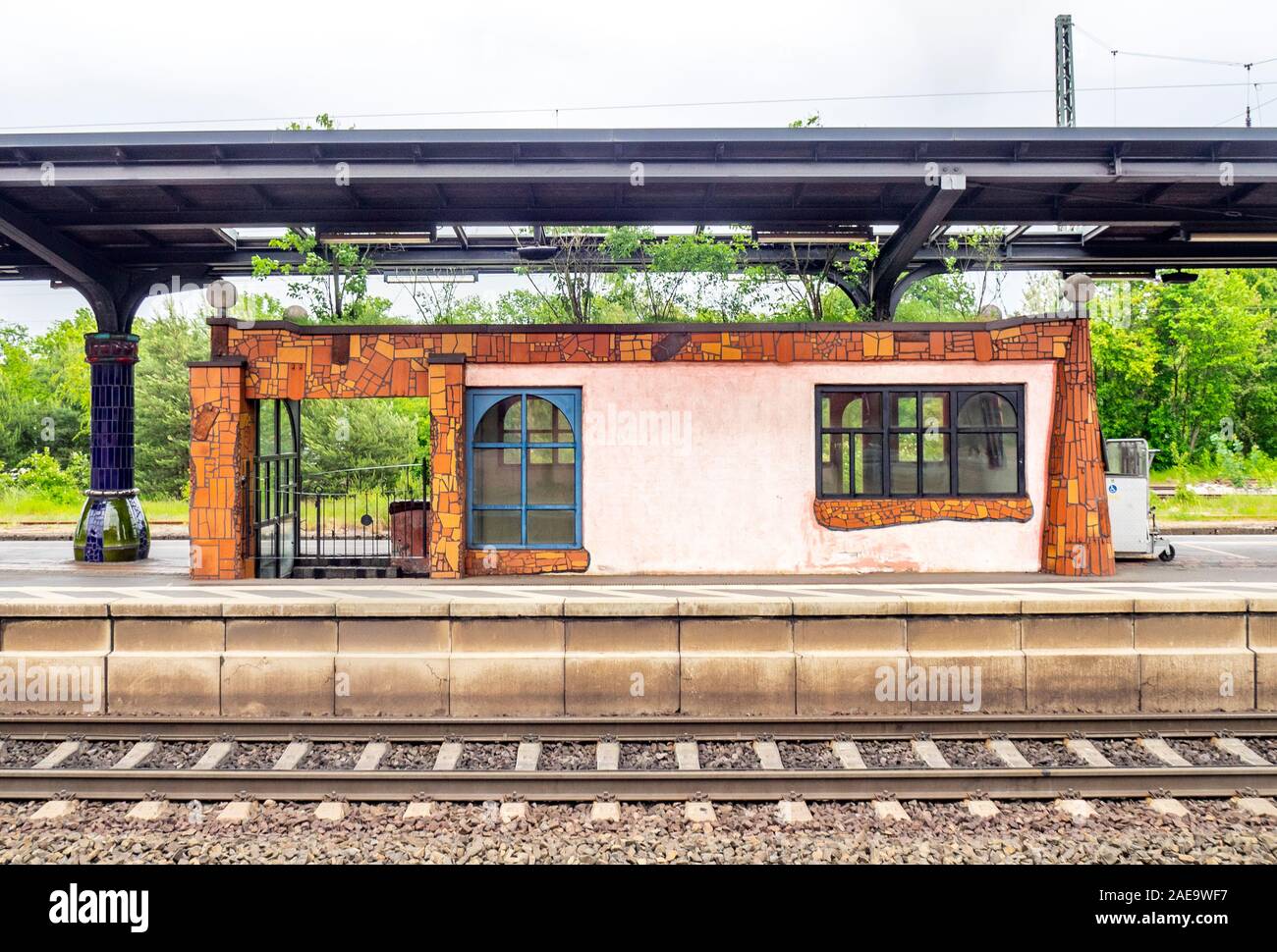 Plate-forme et voies ferrées gare Bahnhof Uelzen rénovée par l'architecte Friedensreich Hundertwasser Basse-Saxe Allemagne. Banque D'Images