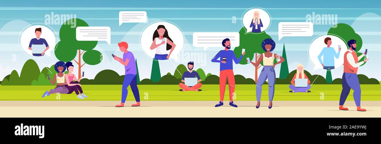 Les gens à l'aide d'chat apps sur tous les appareils numériques de réseau social discours bulle chat communication concept mix race hommes femmes détente dans toute la longueur horizontale du parc vector illustration Illustration de Vecteur