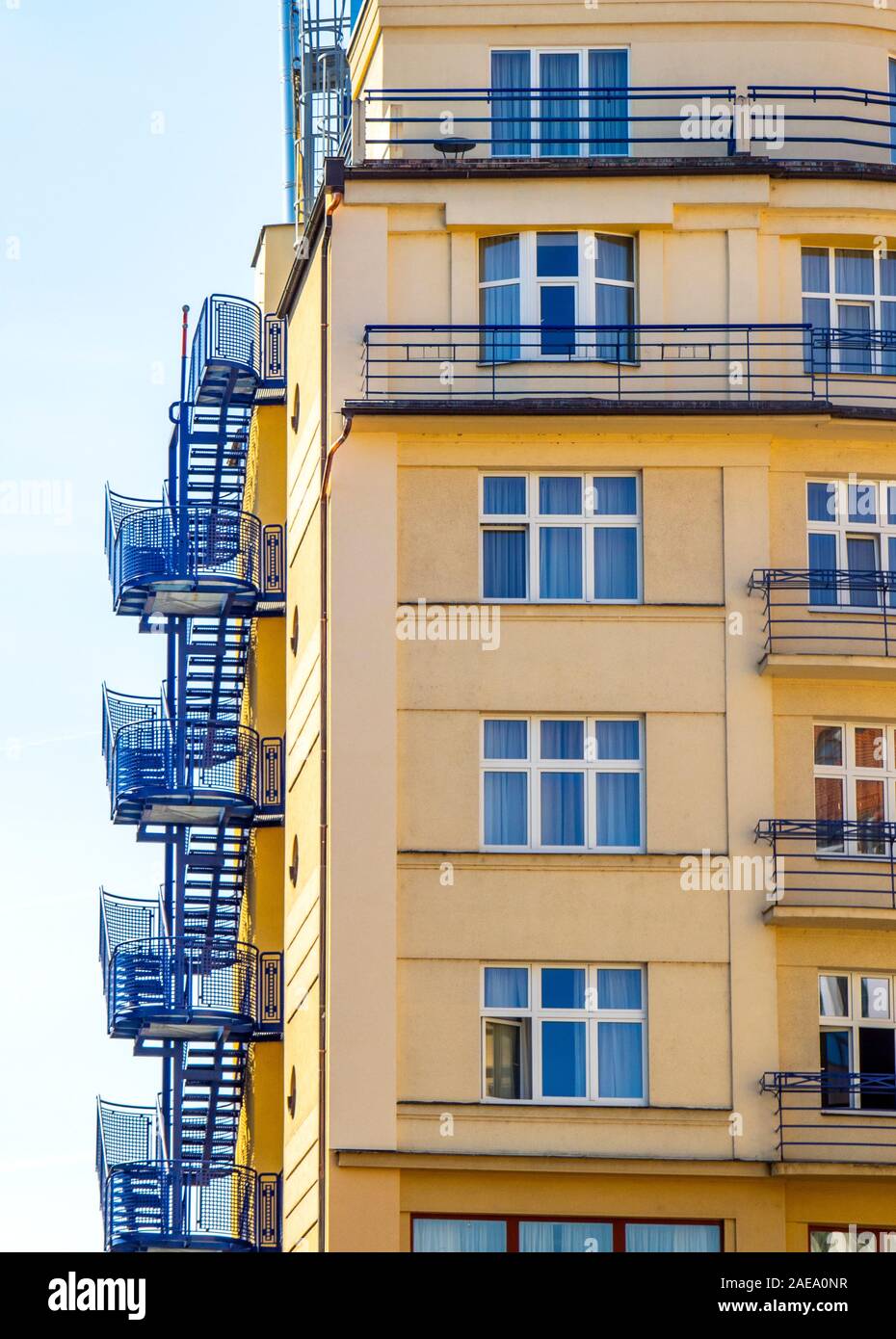 Escalier d'évacuation des incendies sur le côté d'un bâtiment de Prague, République tchèque. Banque D'Images