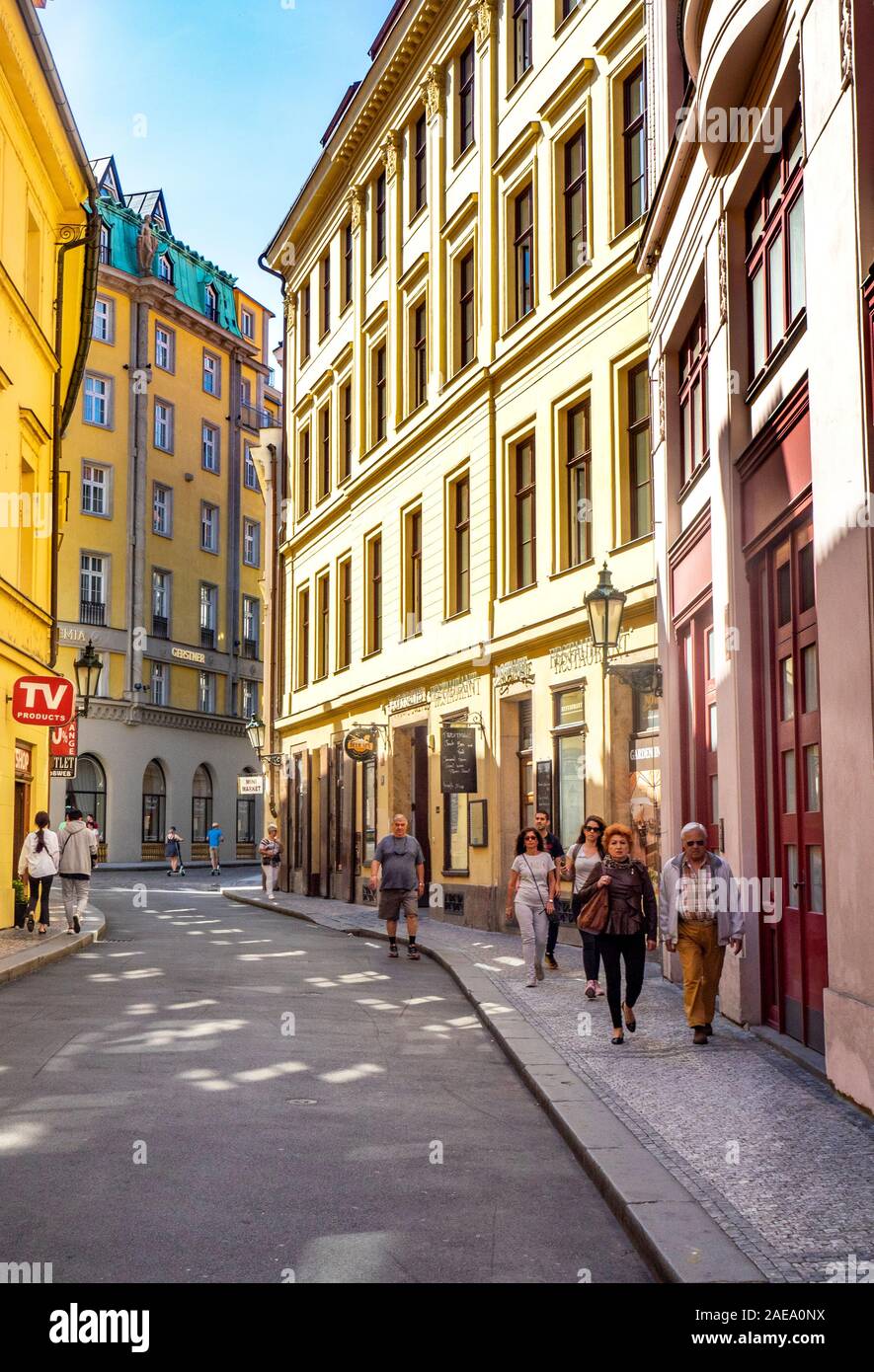 Les touristes marchant le long de la rue Rybná bordée de bâtiments historiques et de restaurants Vieille Ville Prague République tchèque. Banque D'Images