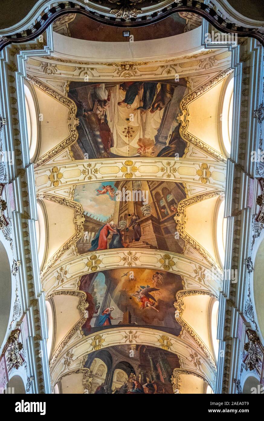 Plafond peint représentant des scènes religieuses dans la basilique de la vieille ville de Saint-Jacques Prague République tchèque. Banque D'Images