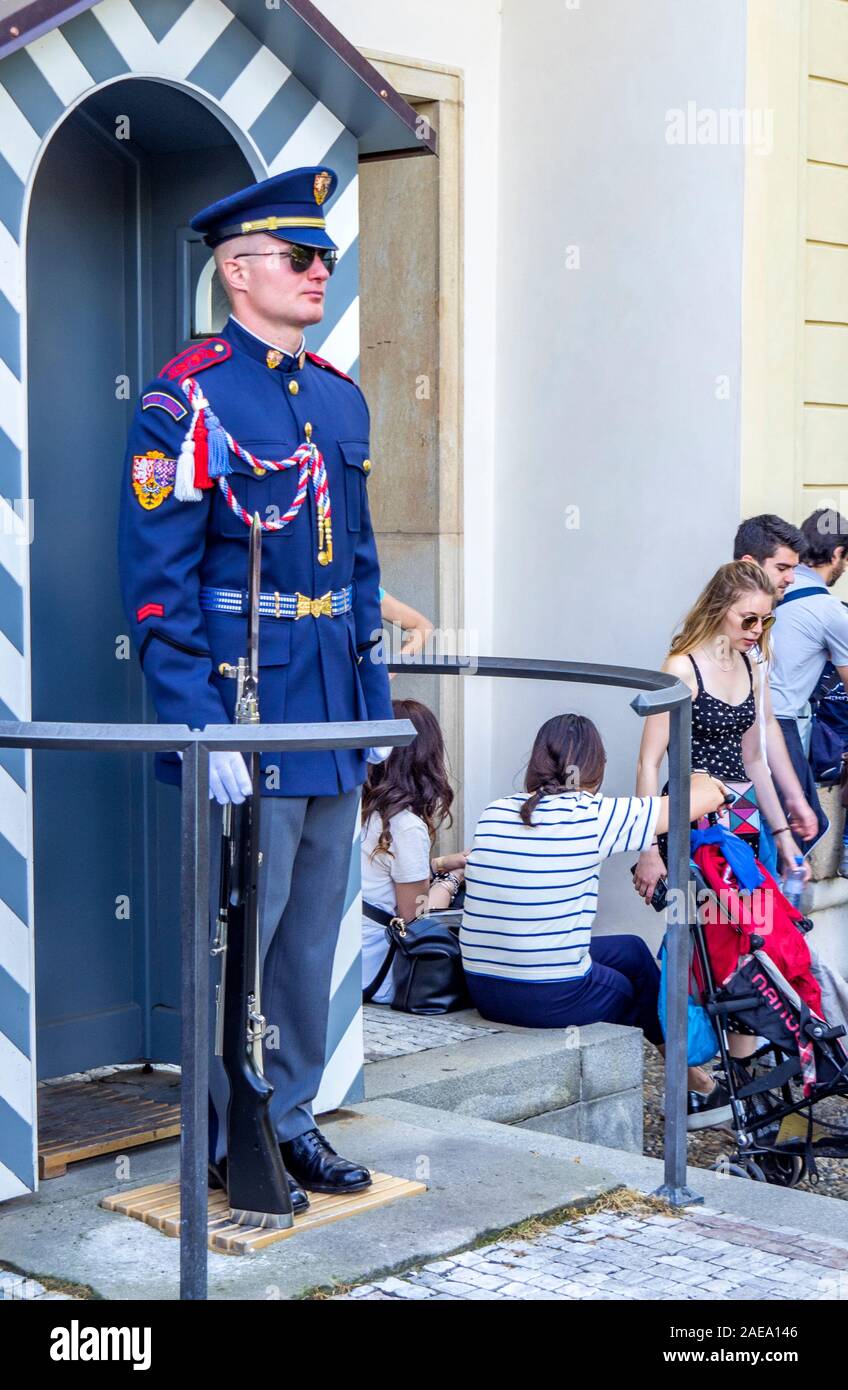 Garde du château de Prague devant la caisse de la sentinelle à l'entrée des écuries impériales du complexe du château de Prague République tchèque. Banque D'Images