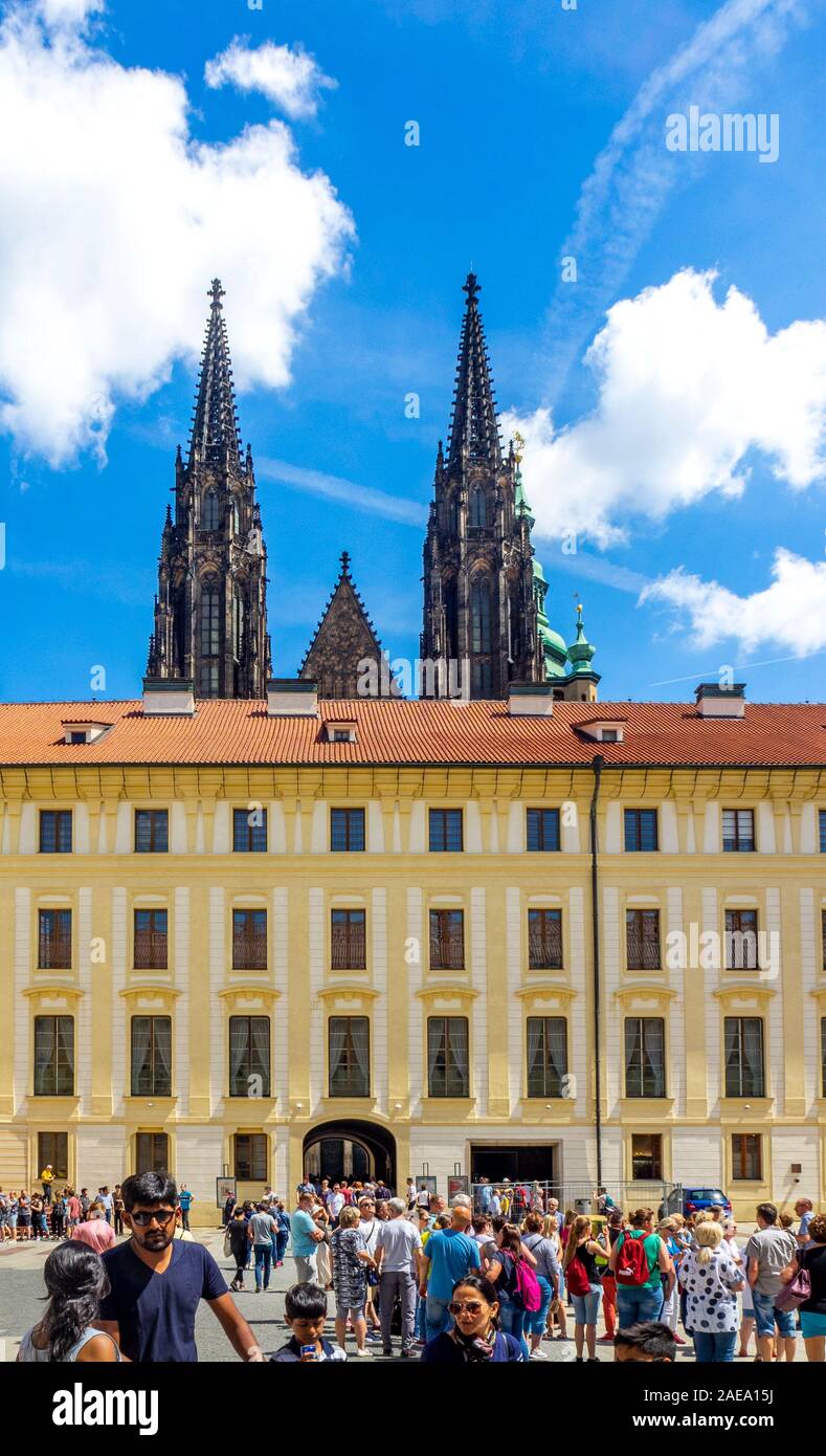 Touristes dans la deuxième cour du château de Prague complexe Administration Palais Bâtiment et les clochers de la cathédrale St Vitus Prague République tchèque. Banque D'Images