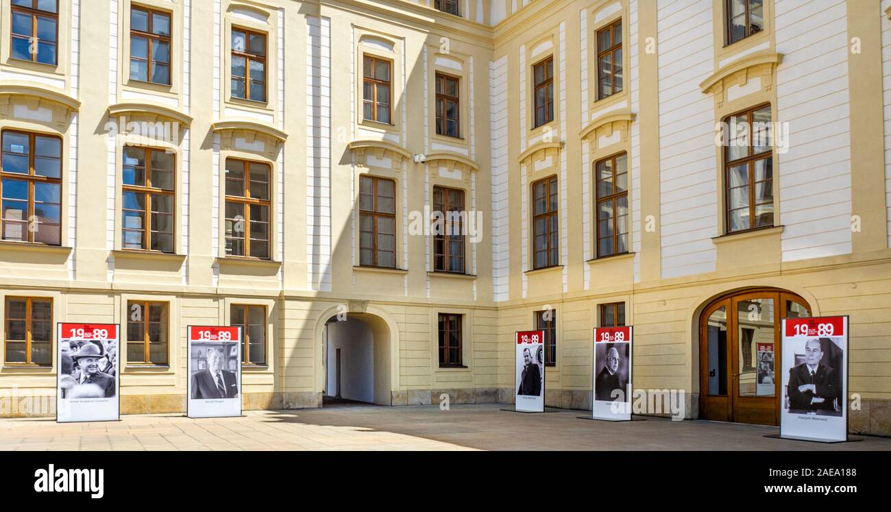 Premières affiches de la cour des leaders mondiaux impliqués dans l'exposition automne 1989 du rideau de fer au complexe du château de Prague République tchèque. Banque D'Images