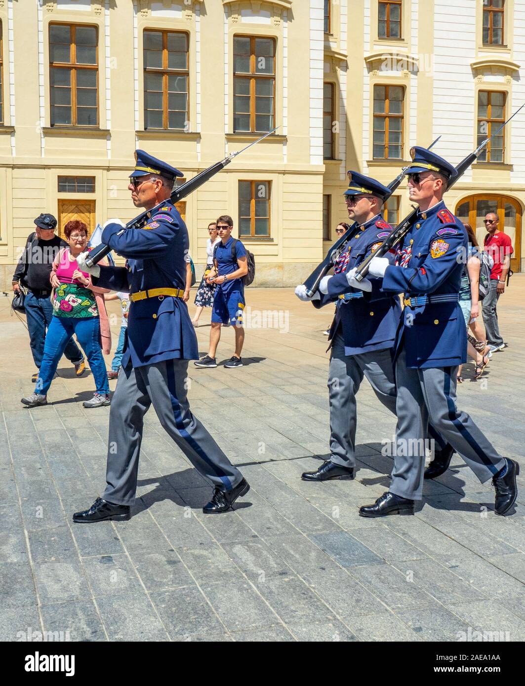 Les gardes du château de Prague défilent lors de la cérémonie de la relève des gardes au Giantss' Gate First Courtyard Château de Prague République tchèque. Banque D'Images