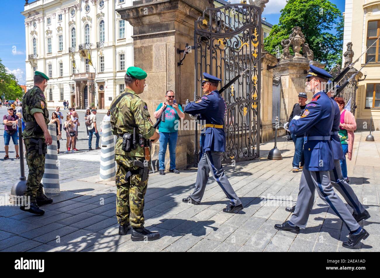 Les gardes du château de Prague défilent lors de la cérémonie de la relève des gardes au Giantss' Gate First Courtyard Château de Prague République tchèque. Banque D'Images