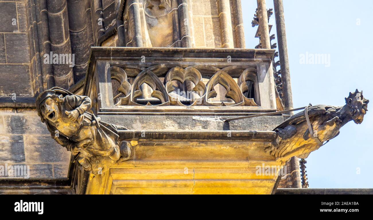 Détail des gargouilles en grès de la cathédrale gothique St Vitus Château de Prague République tchèque. Banque D'Images