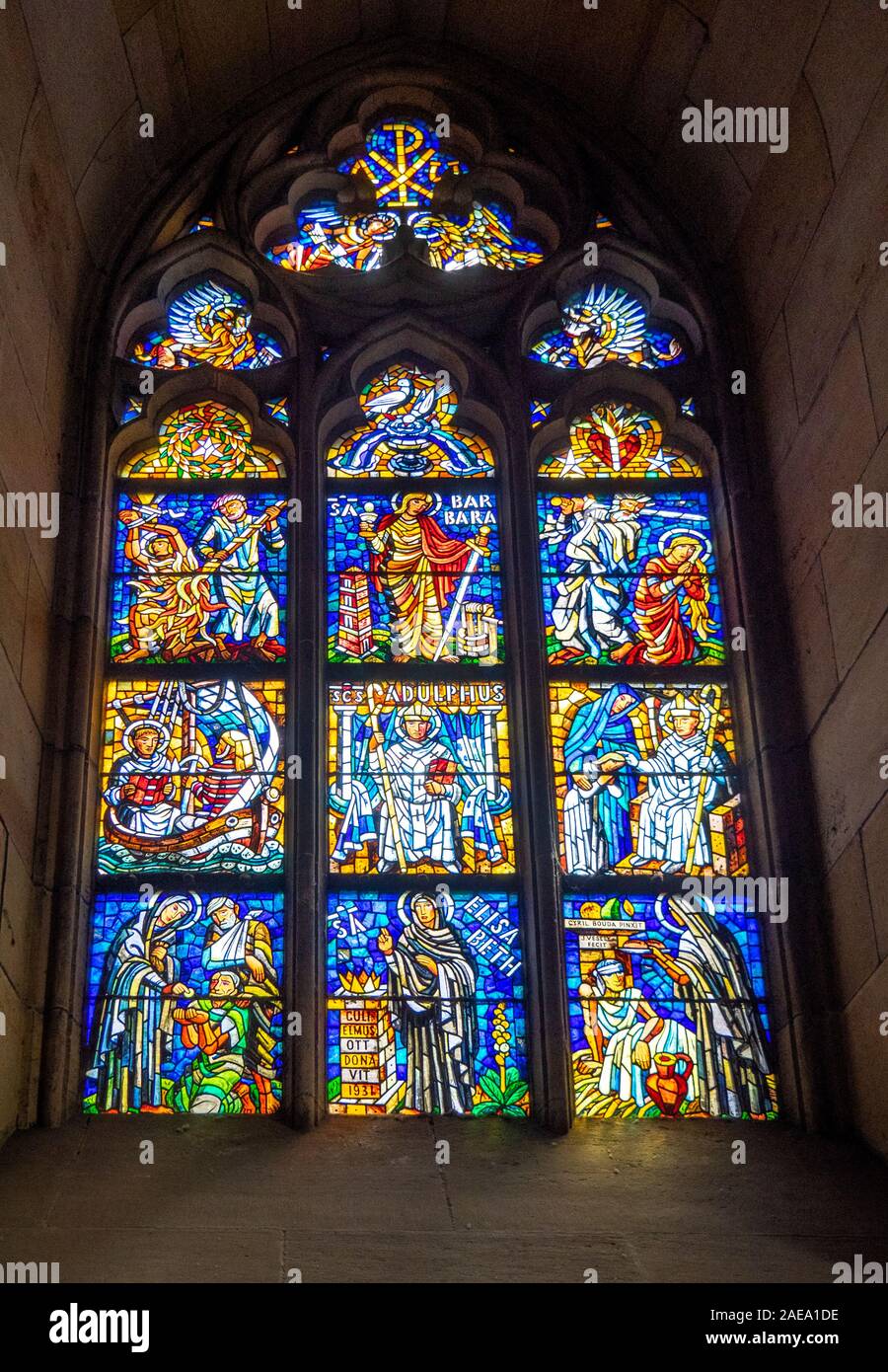 Détail de la fenêtre en verre teinté dans la cathédrale gothique St Vitus Château de Prague complexe République tchèque de Prague. Banque D'Images