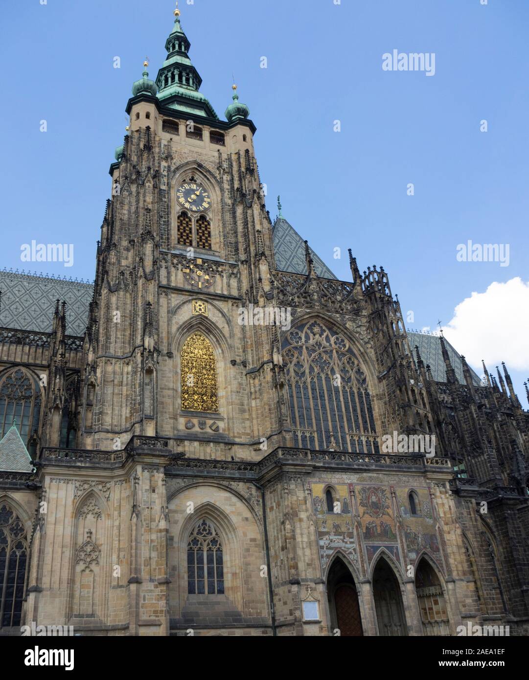 Grande tour sud de la cathédrale gothique St Vitus Château de Prague Prague République tchèque. Banque D'Images