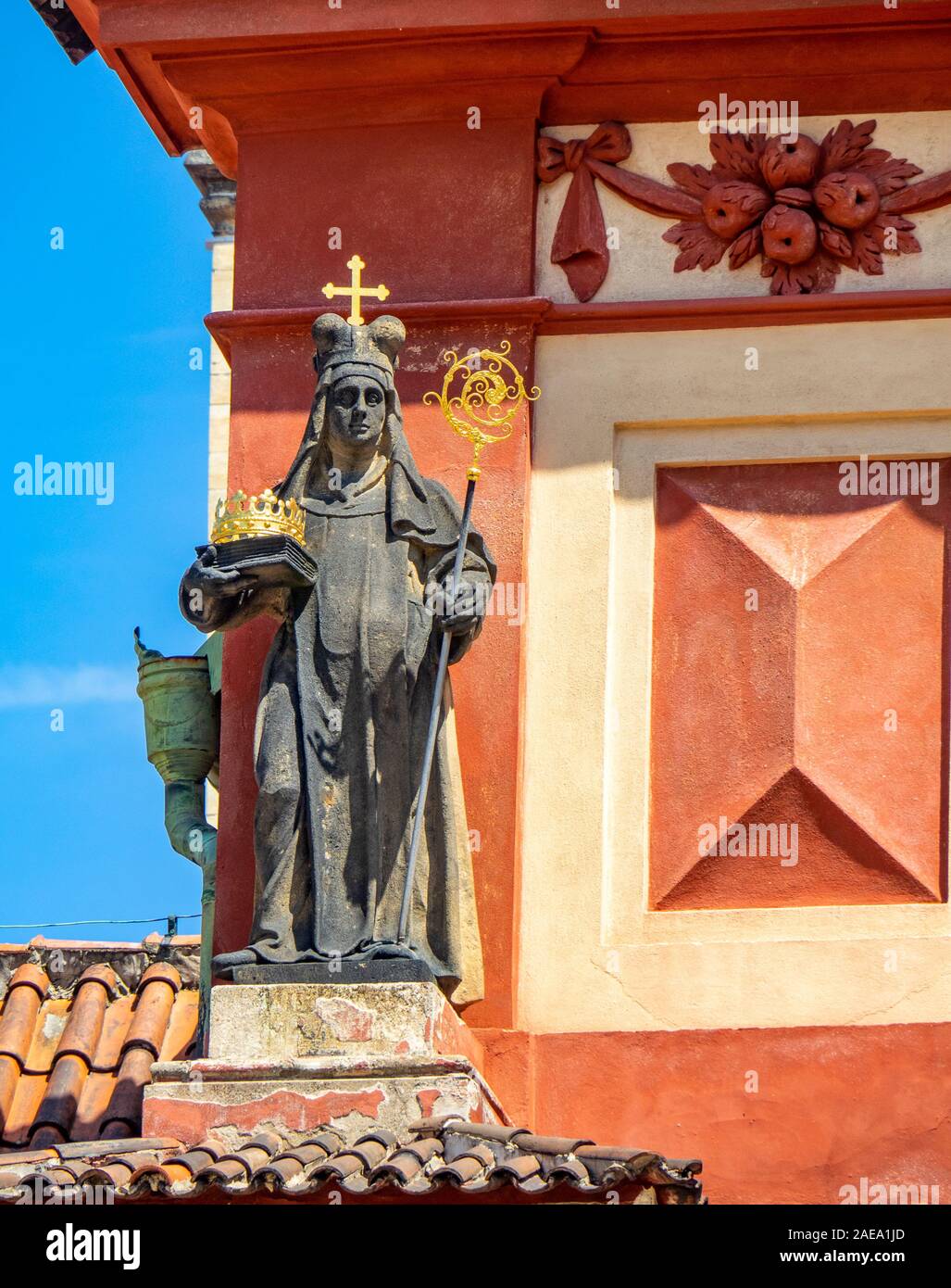 Statue en grès de la Sainte-Mlada sur la façade de la basilique Saint-Georges place Saint-Georges Château de Prague République tchèque. Banque D'Images