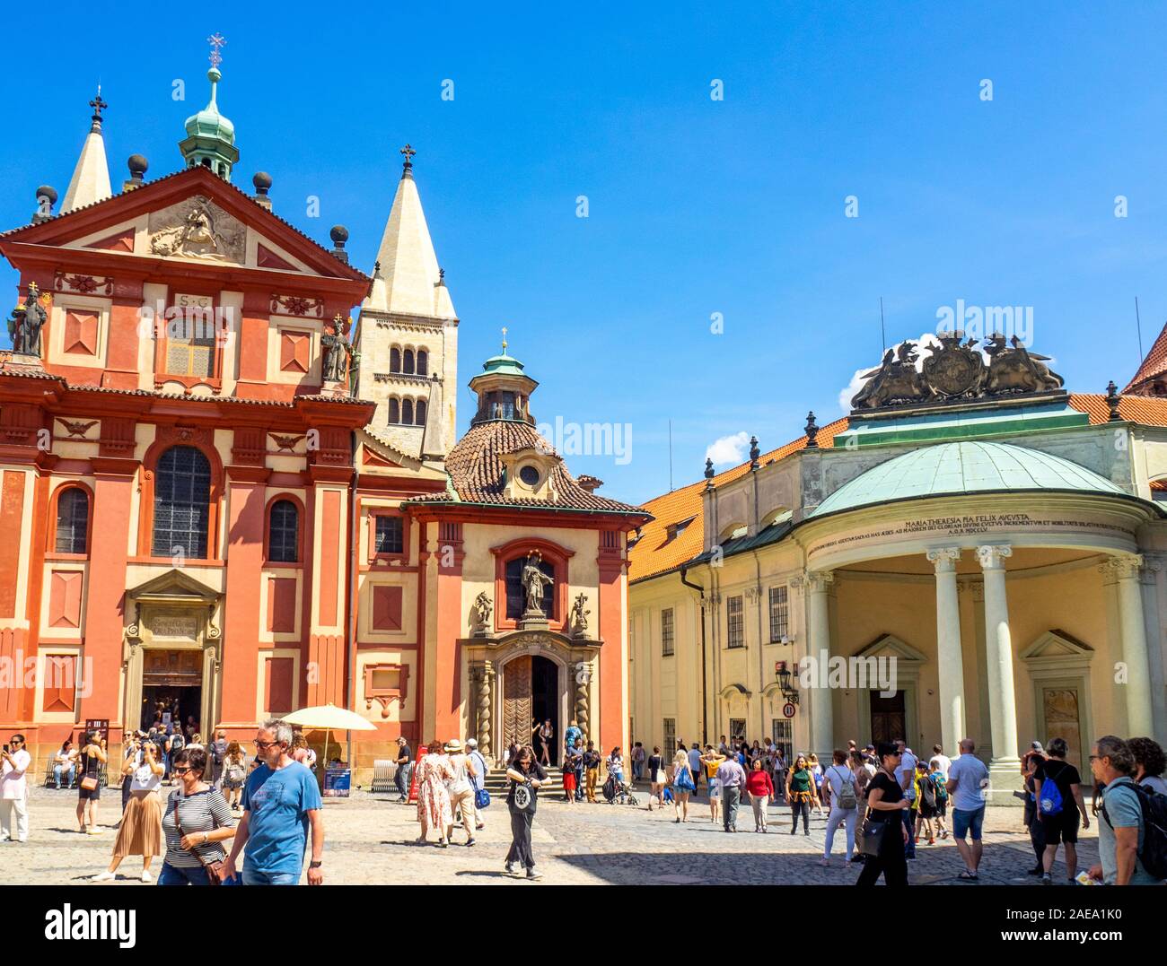 La basilique Saint-Georges et l'impératrice Maria Theresa entrée à l'institution thérésienne des Noble Dames place Saint-Georges République tchèque de Prague. Banque D'Images