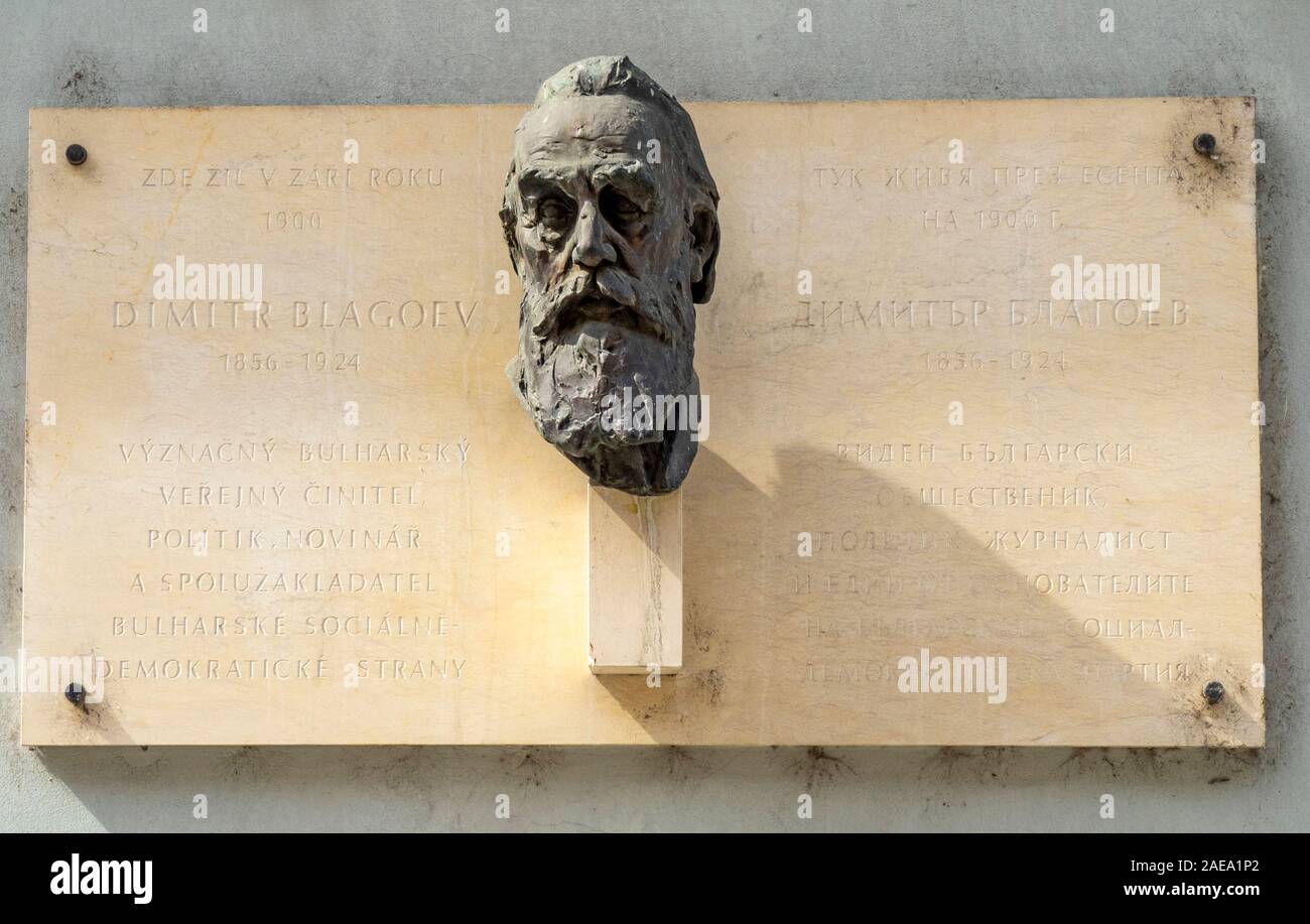 Plaque commémorative et sculpture en bronze de Dimitr Blagoev sur la rue Betlémská Vieille Ville Prague République tchèque. Banque D'Images