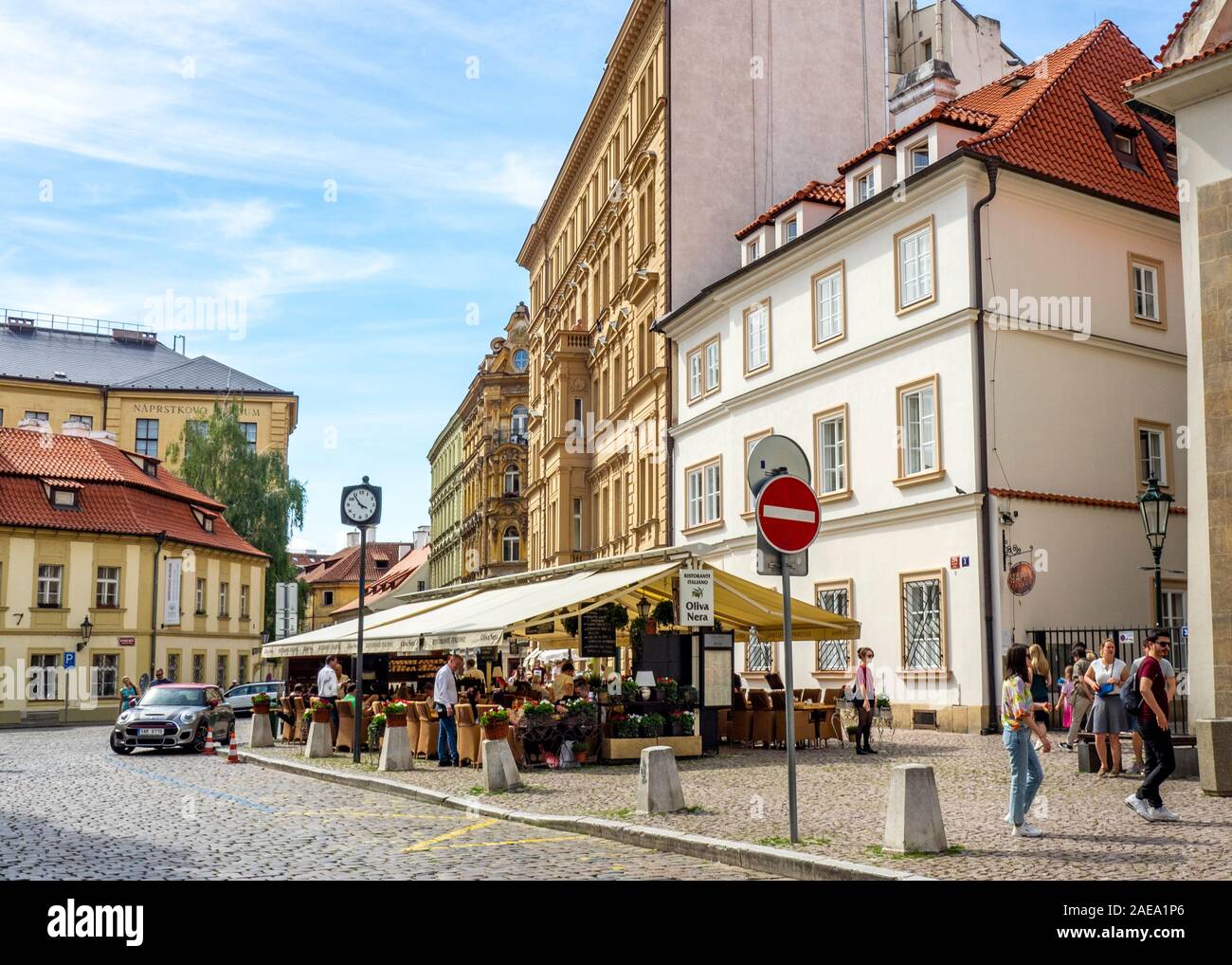 Déjeuner en plein air au restaurant italien Oliva Nera à Betlémské nám Vieille Ville Prague République tchèque. Banque D'Images