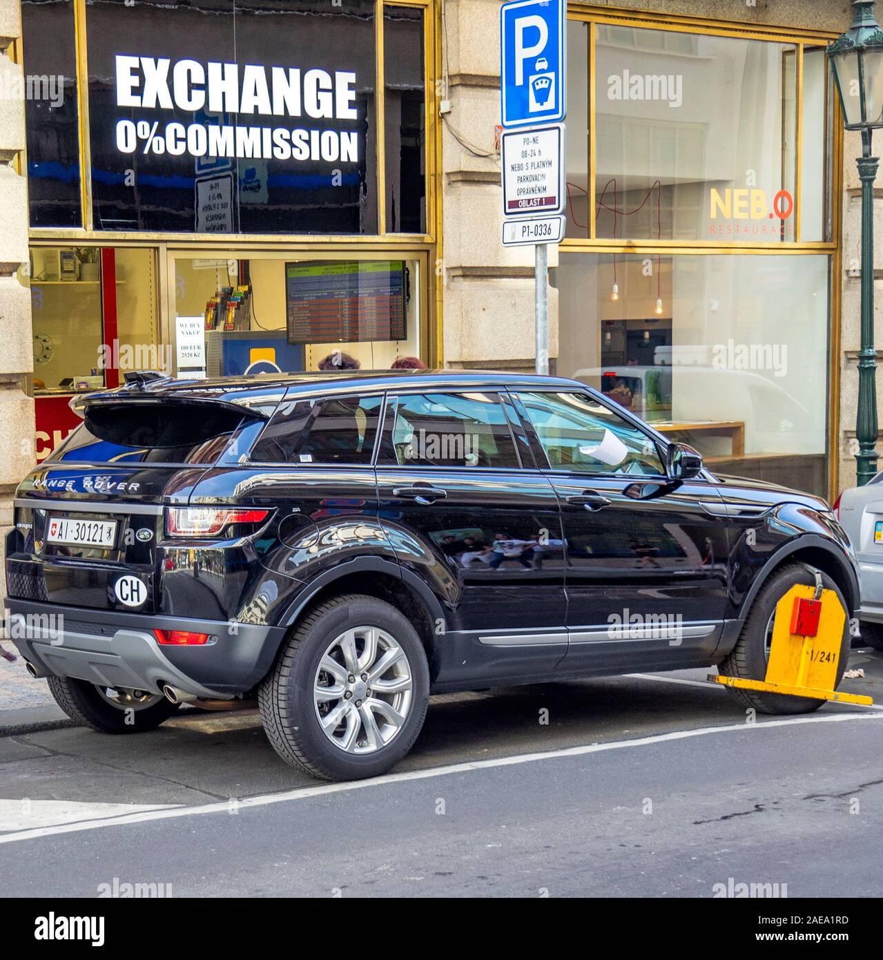 Véhicule Range Rover avec roue avant bloquée sur la rue Perlová Vieille Ville Prague République tchèque. Banque D'Images
