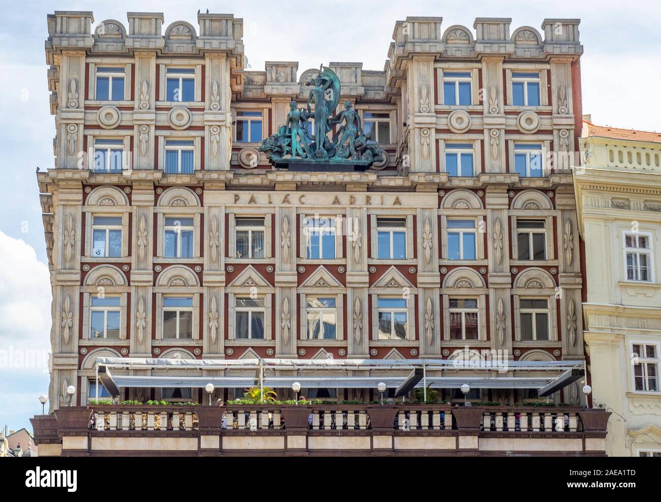 Façade du Palais Adria construite dans le style art déco Rondo Cubist dans la Nouvelle ville de Prague, République tchèque. Banque D'Images