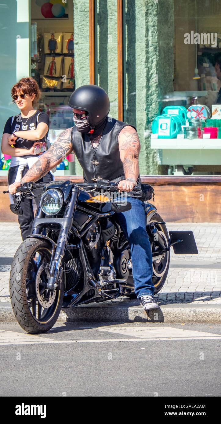 Membre de la société de rocker MC Nordland sur une moto spéciale Harley Davidson VRSC à Prague, en République tchèque. Banque D'Images
