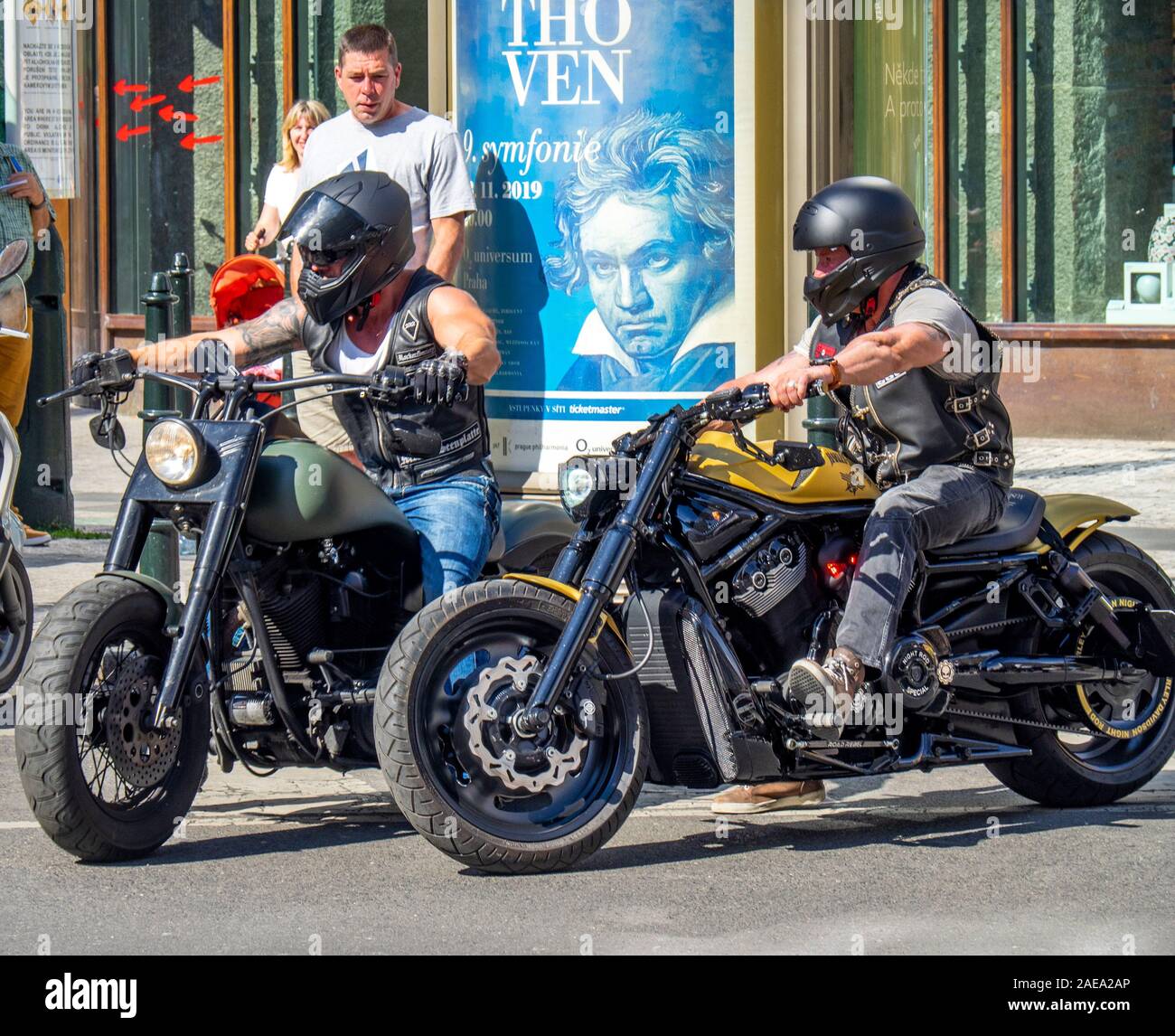Membres de la société de rocker MC Nordland sur les motocyclettes spéciales Harley Davidson VRSC à Prague, en République tchèque. Banque D'Images