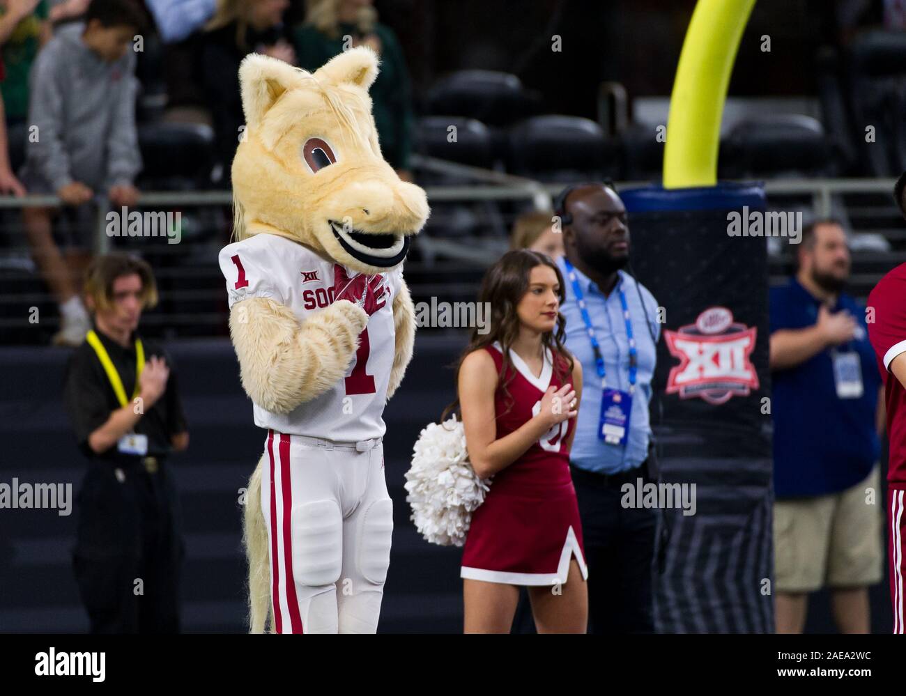 Arlington, Texas, USA. 7 Décembre, 2019. Oklahoma Sooners mascot (Boomer) pendant l'hymne national la NCAA Football match entre l'Ours et le Baylor Baylor Oklahoma Sooners à AT&T Stadium à Arlington, au Texas. Matthew Lynch/CSM/Alamy Live News Banque D'Images