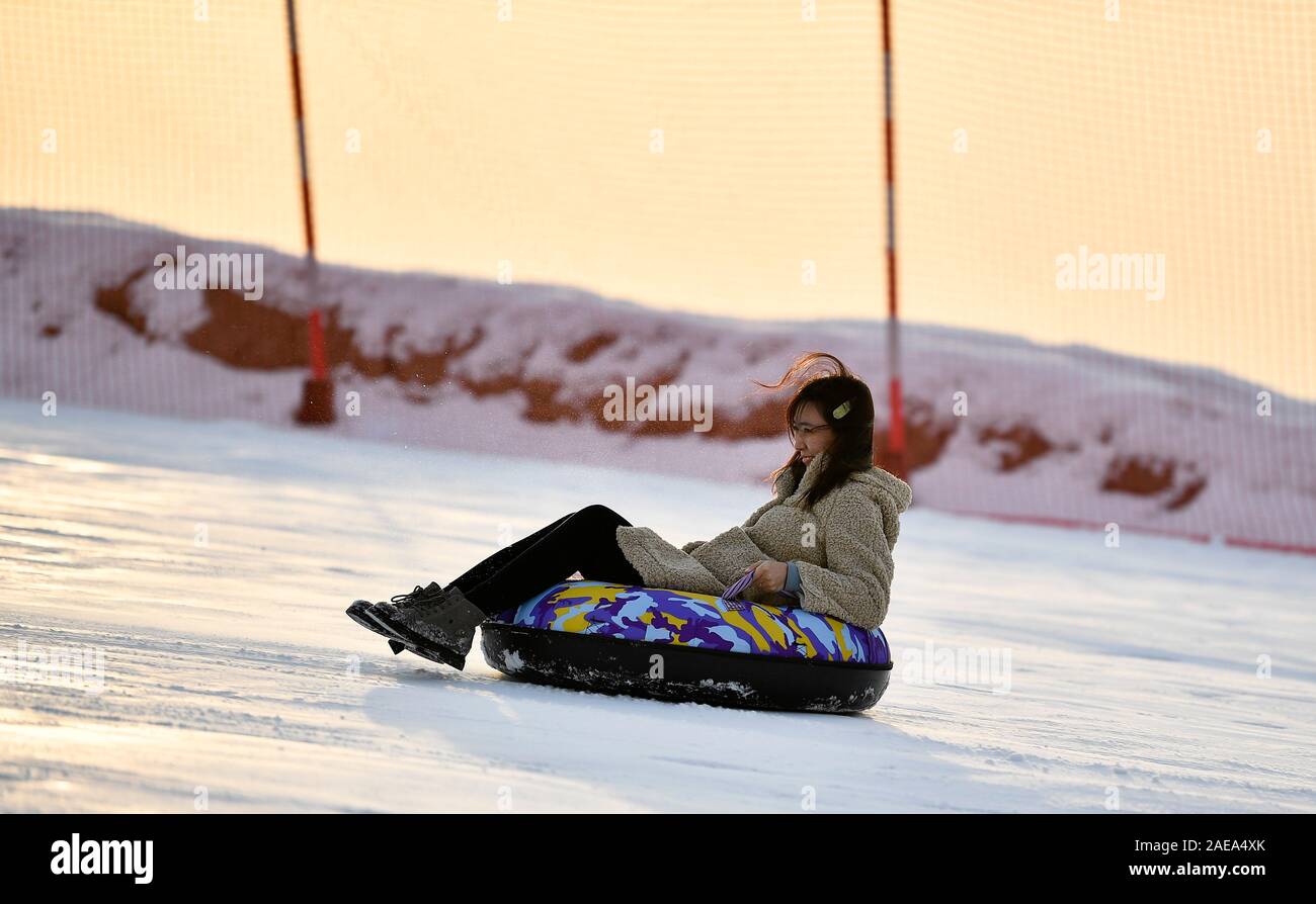 Beijing, Chine, région autonome du Ningxia Hui. 7 Décembre, 2019. Un visiteur joue à un domaine skiable à Yinchuan, Chine du nord-ouest de la région autonome du Ningxia Hui, 7 décembre, 2019. Credit : Wang Peng/Xinhua/Alamy Live News Banque D'Images