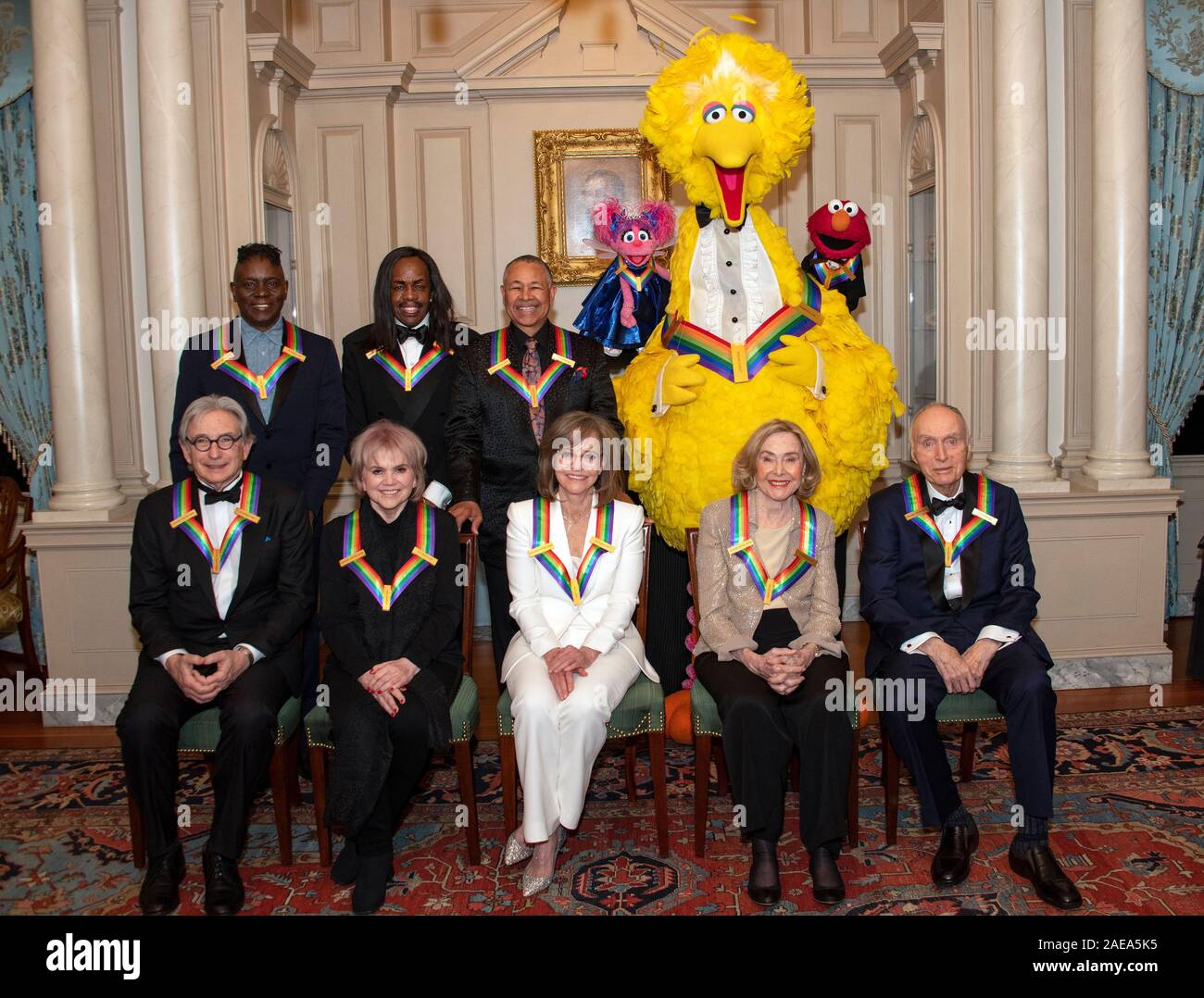 Washington DC, USA. 07Th Dec, 2019. Les récipiendaires de la 42e conférence annuelle des Kennedy Center Honors posent pour une photo de groupe après un dîner au département d'État des États-Unis à Washington, DC le Samedi, Décembre 7, 2019. De gauche à droite, rangée arrière : à partir de la bande de Earth, Wind & Fire, le chanteur Philip Bailey, Verdine White, le bassiste et le percussionniste Ralph Johnson ; de Sesame Street, Abby, grand oiseau, et Elmo. Première rangée, de gauche à droite : Michael Tilson Thomas, Linda Ronstadt, Sally Field, fondateurs de la rue Sésame Joan Ganz Cooney et M. Lloyd Morrisett. Les lauréats 2019 sont : Earth, Wind & Fire, Sal Banque D'Images