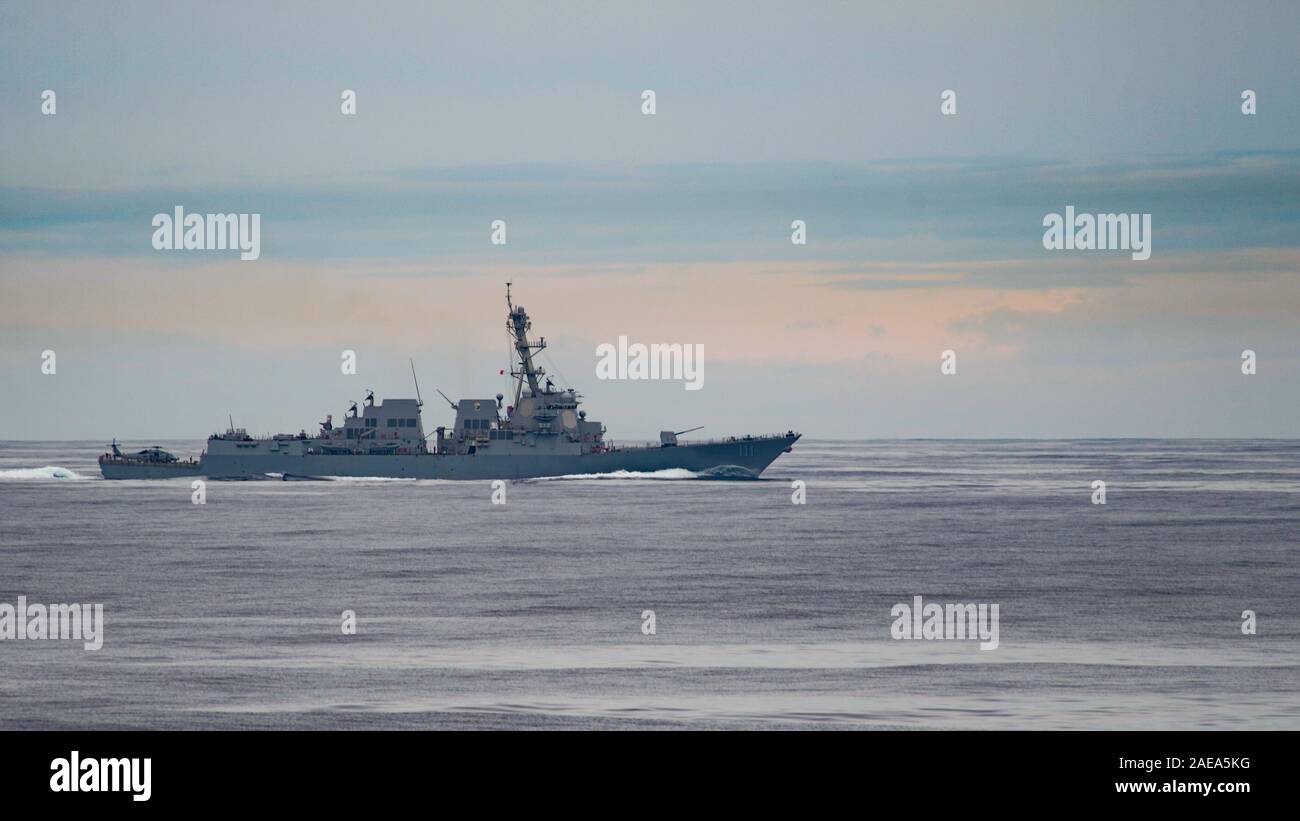 Océan Pacifique (déc. 3, 2019) La classe Arleigh Burke destroyer lance-missiles USS Spruance (DDG 111) transits l'océan Pacifique le 3 décembre 2019. Spruance est en cours d'un exercice de routine dans l'océan Pacifique. (U.S. Photo par marine Spécialiste de la communication de masse 3 Classe Sean Lynch) Banque D'Images